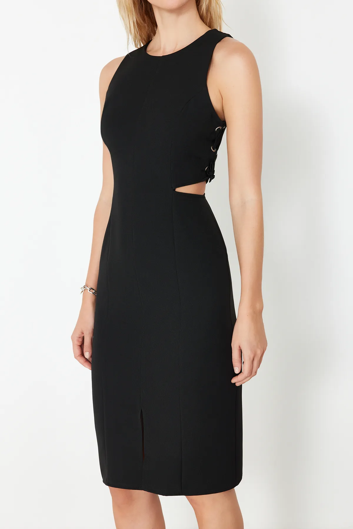 Trendyol Collection  Schwarzes, detailliertes, ärmelloses, tailliertes Midi-Webkleid mit Ausschnitten TWOSS23EL02043