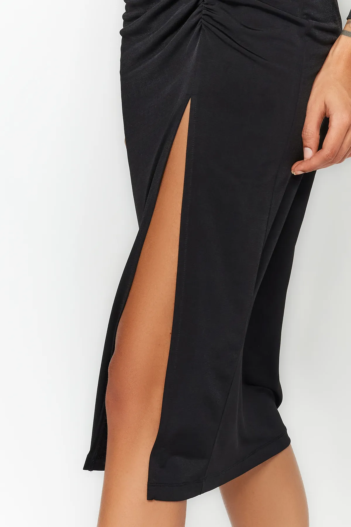 Trendyol Collection  Schwarzes Midi-Strickkleid mit asymmetrischem Kragen und Schlitz TWOAW24EL00118