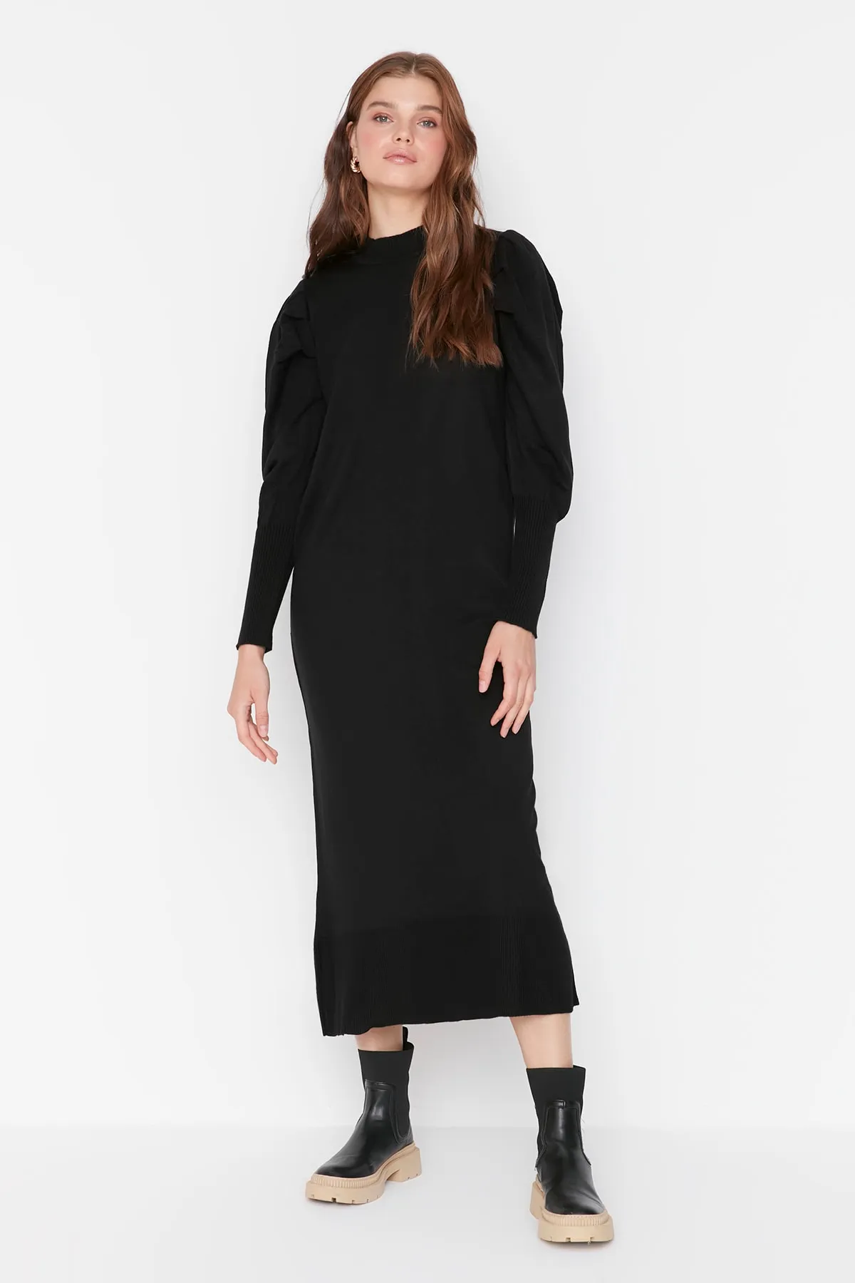 Trendyol Modest  Schwarzes Strickkleid mit gerafften Schultern und Rundhalsausschnitt TCTAW23EB00047