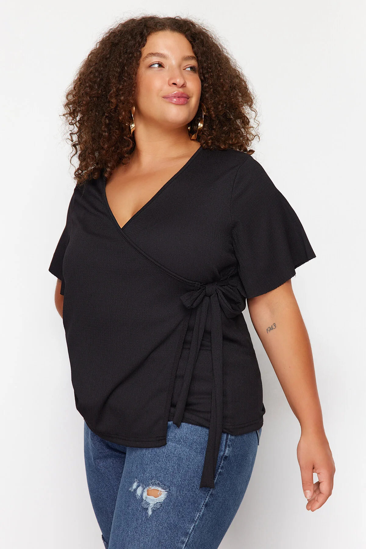 Trendyol Curve  Schwarze zweireihige Strickbluse mit Bindedetail TBSSS23AH00126