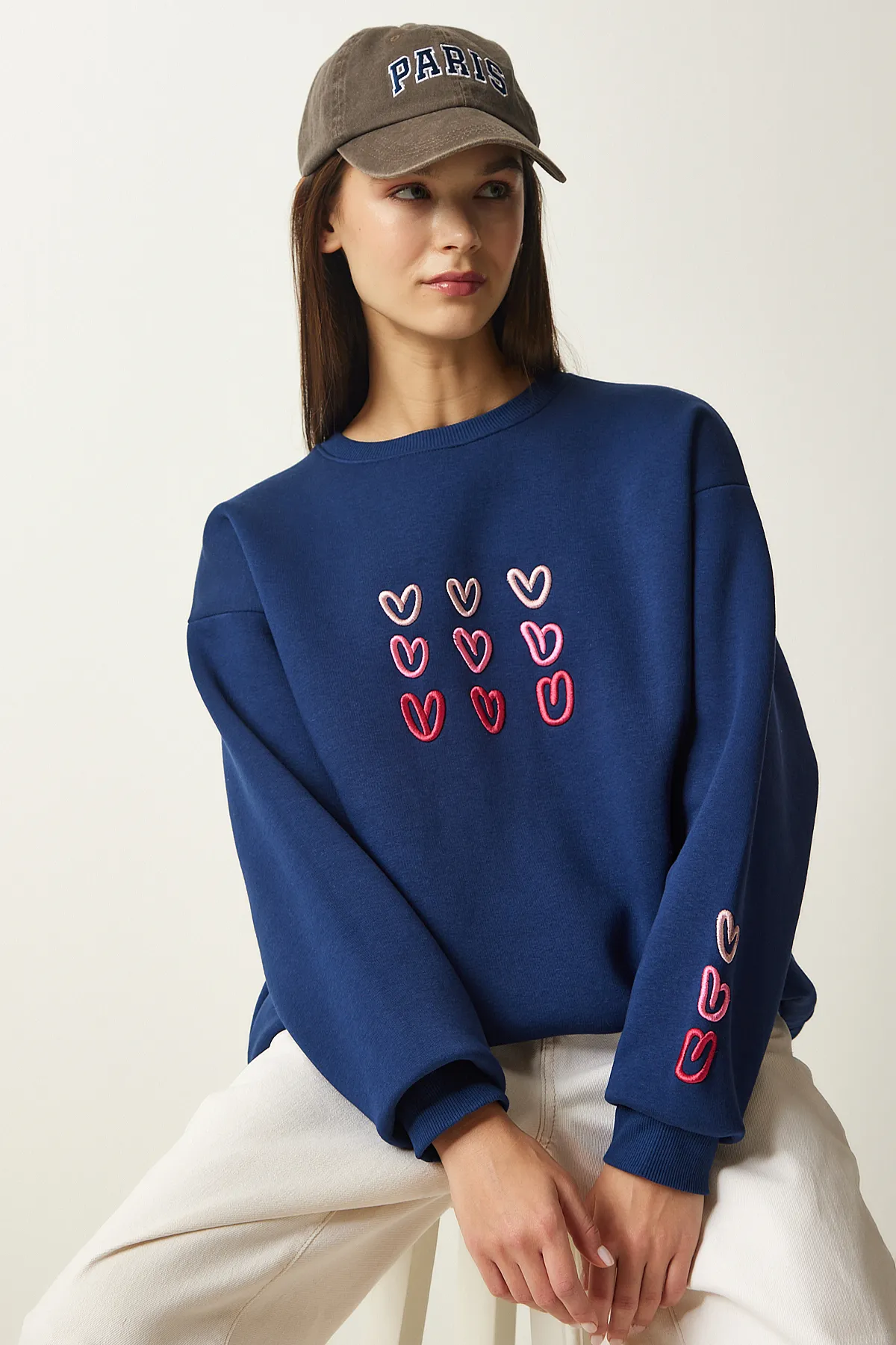 Happiness İstanbul  Marineblaues Damen-Sweatshirt mit aufgesticktem Herz und Roségold OW00004