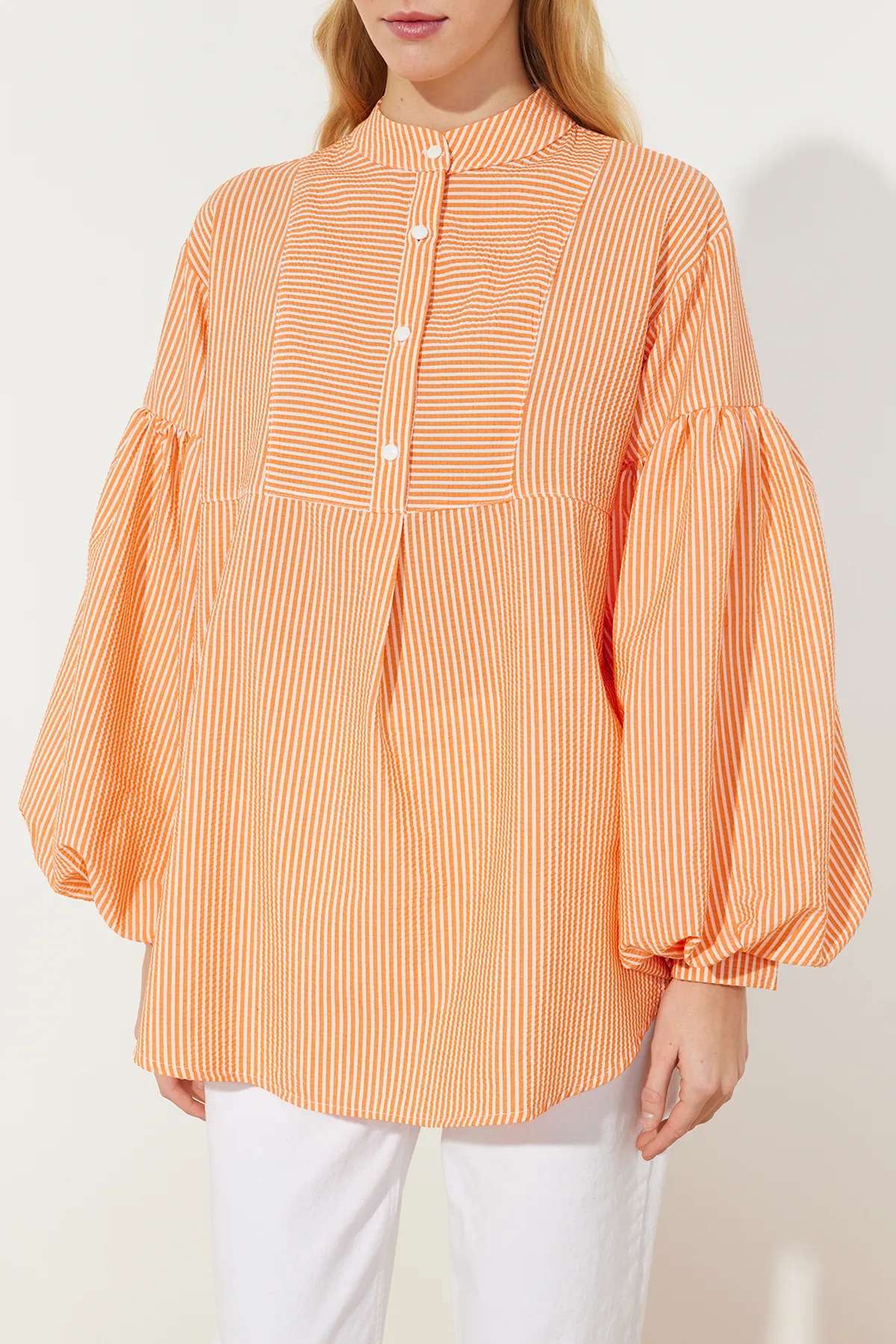 Trendyol Modest  Orangefarbene Seersucker-Webtunika mit Ballonärmeln TCTSS24UK00017