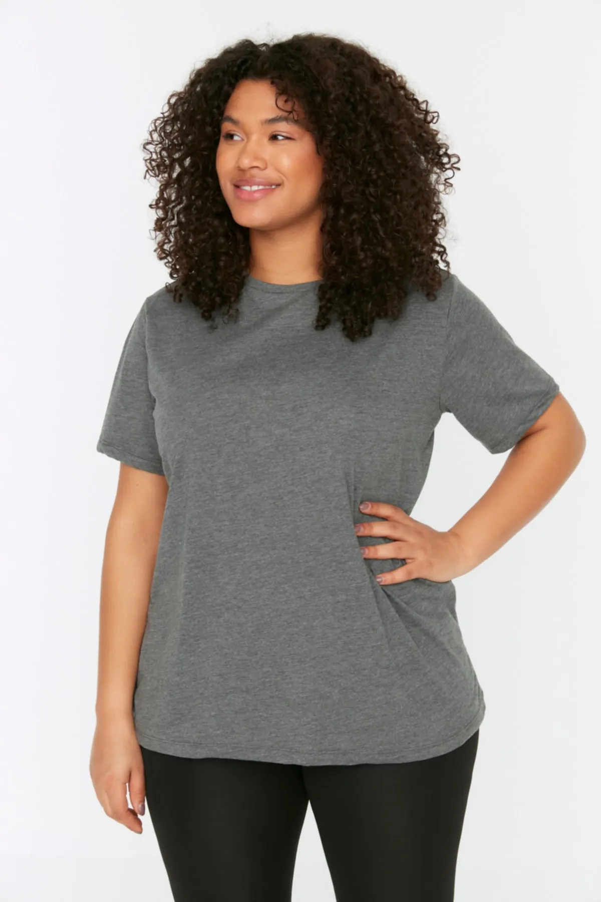 Trendyol Curve  Anthrazitfarbenes gestricktes T-Shirt mit Rückenausschnitt TBSSS22TS1953