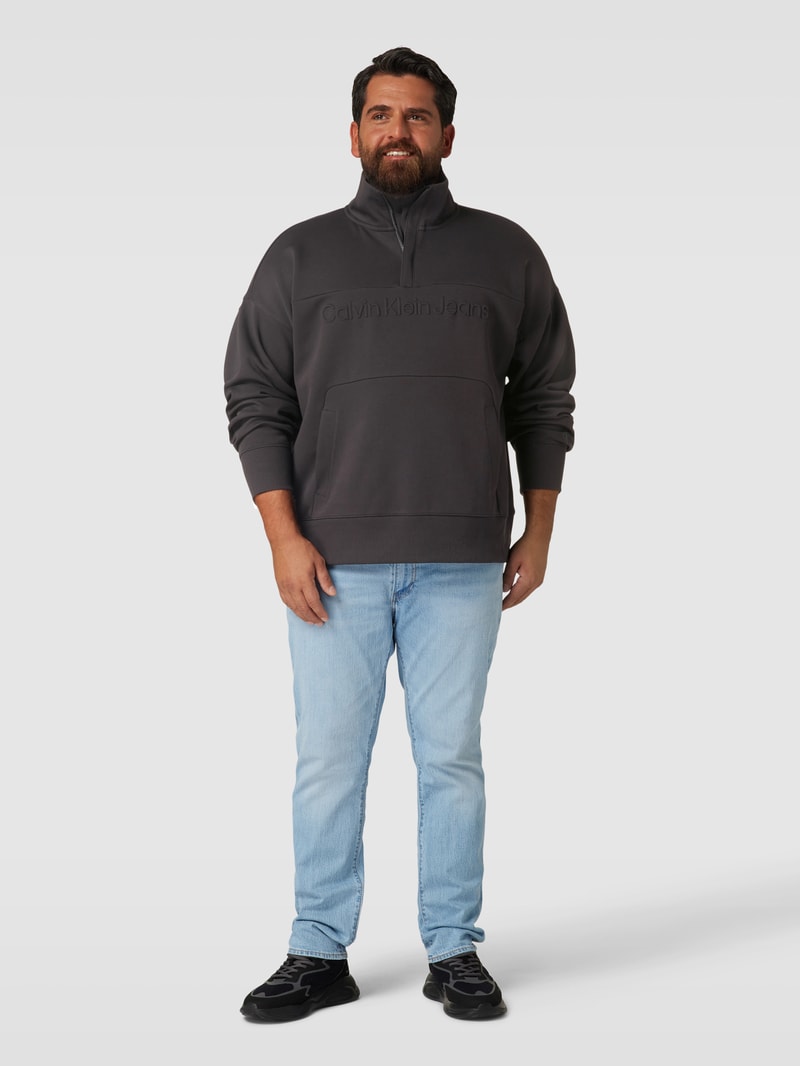 PLUS SIZE Sweatshirt mit Känguru-Tasche in schwarz