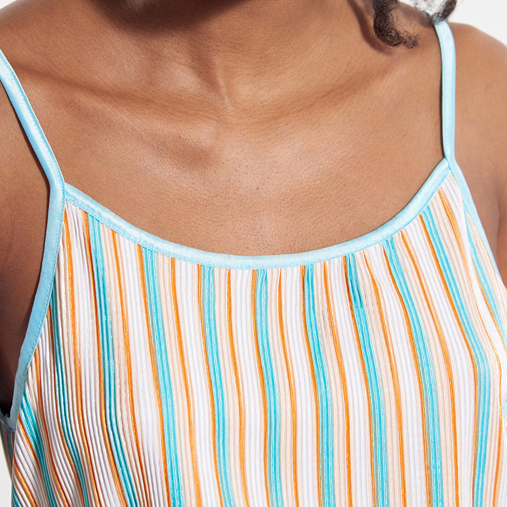 ANIKA  Robe plissée multicolore, coupe ajustée