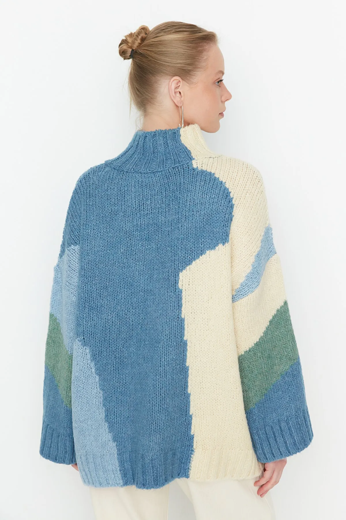 Trendyol Collection  Blauer, weich strukturierter Strickpullover mit Farbblockdesign TWOAW20XS0047