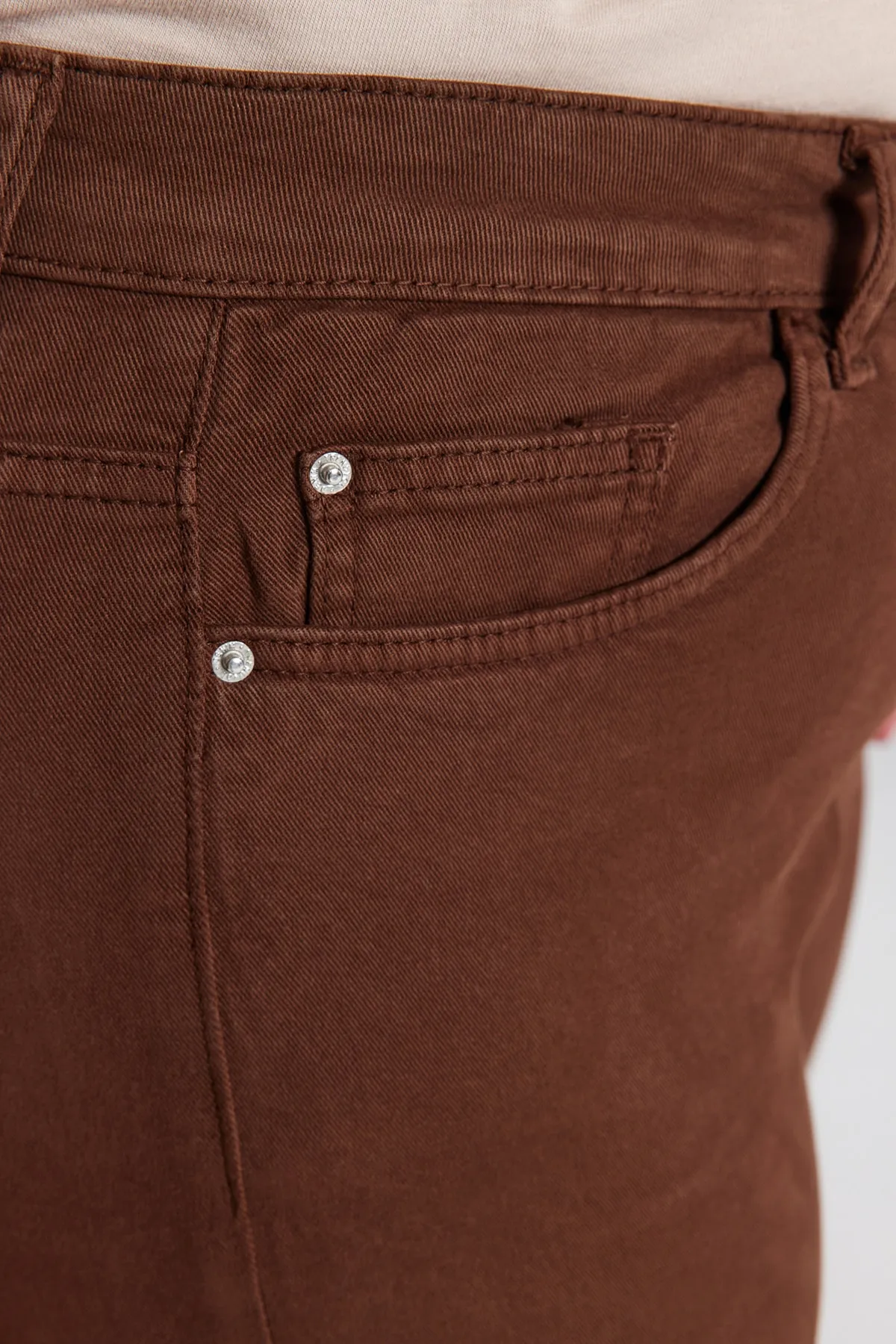 Trendyol Curve  Braune Cut-Cut-Denimjeans in spanischer Passform TBBSS23AR00007