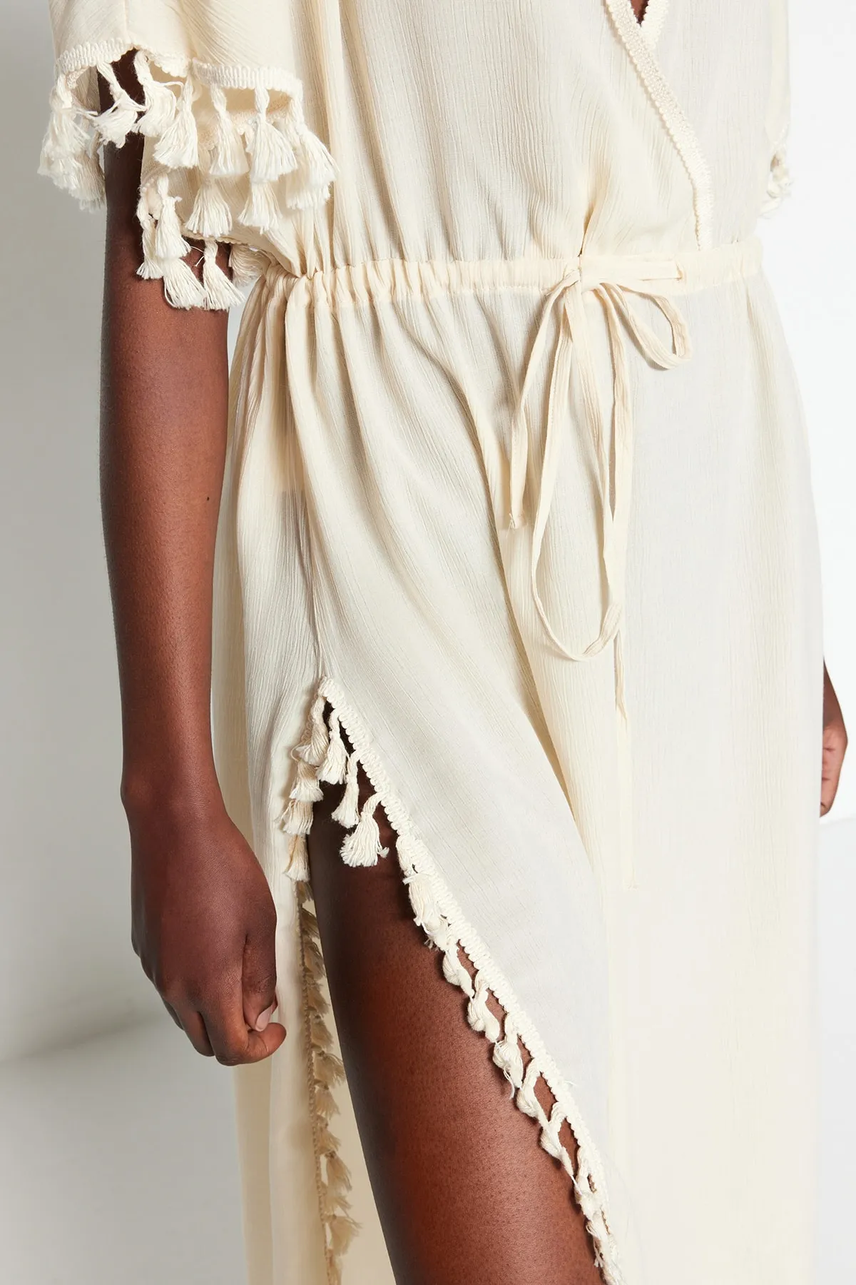Trendyol Collection  Beiges Maxi-Strandkleid mit gewebten Quasten TBESS22EL0842