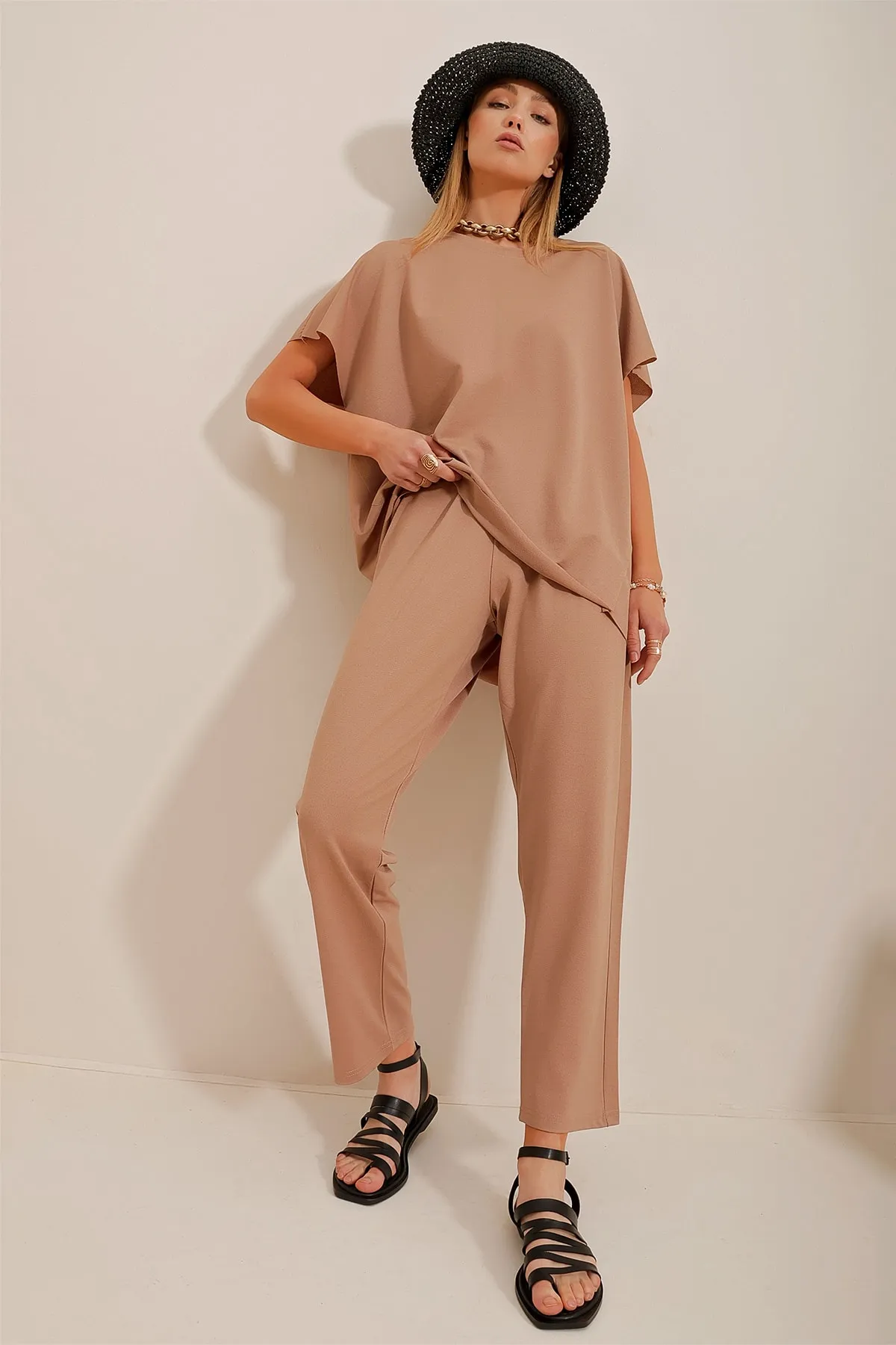 Trend Alaçatı Stili  Trainingsanzug-Set für Damen in Biscuit, Rundhalsausschnitt, bequeme Passform, ALC-X5885
