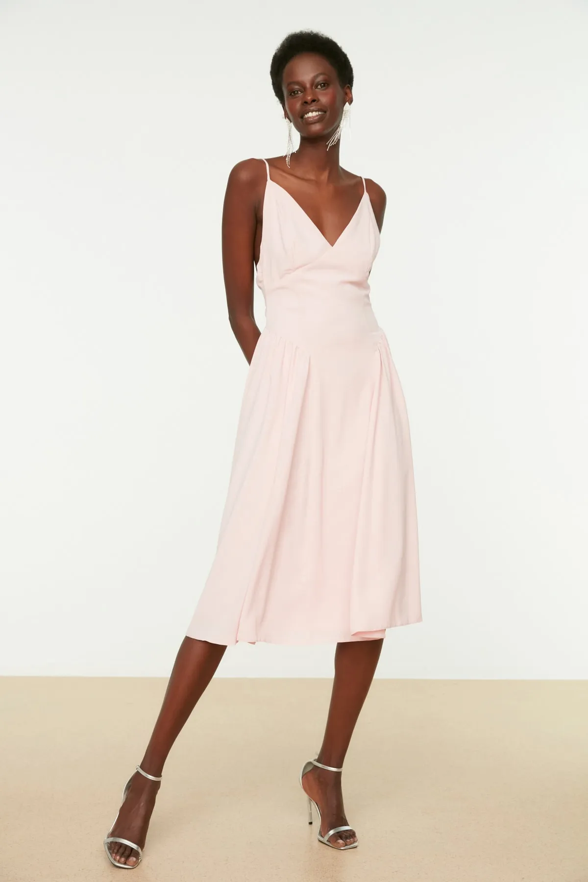 Trendyol Collection  Elegantes Abendkleid mit puderfarbenem Raffungsdetail TPRSS22EL0966
