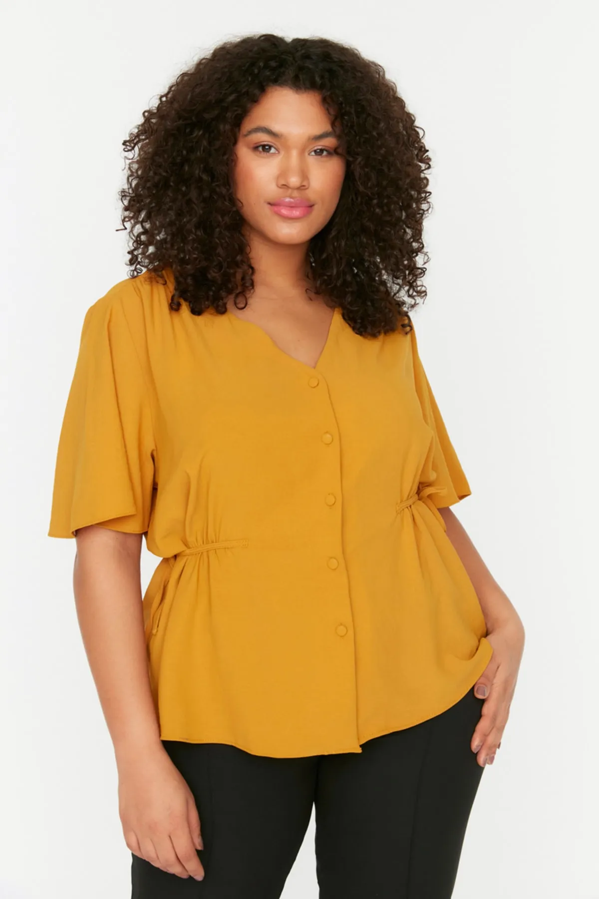 Trendyol Curve  Senffarbene, gewebte Bluse zum Binden mit V-Ausschnitt TBBSS22BZ0753