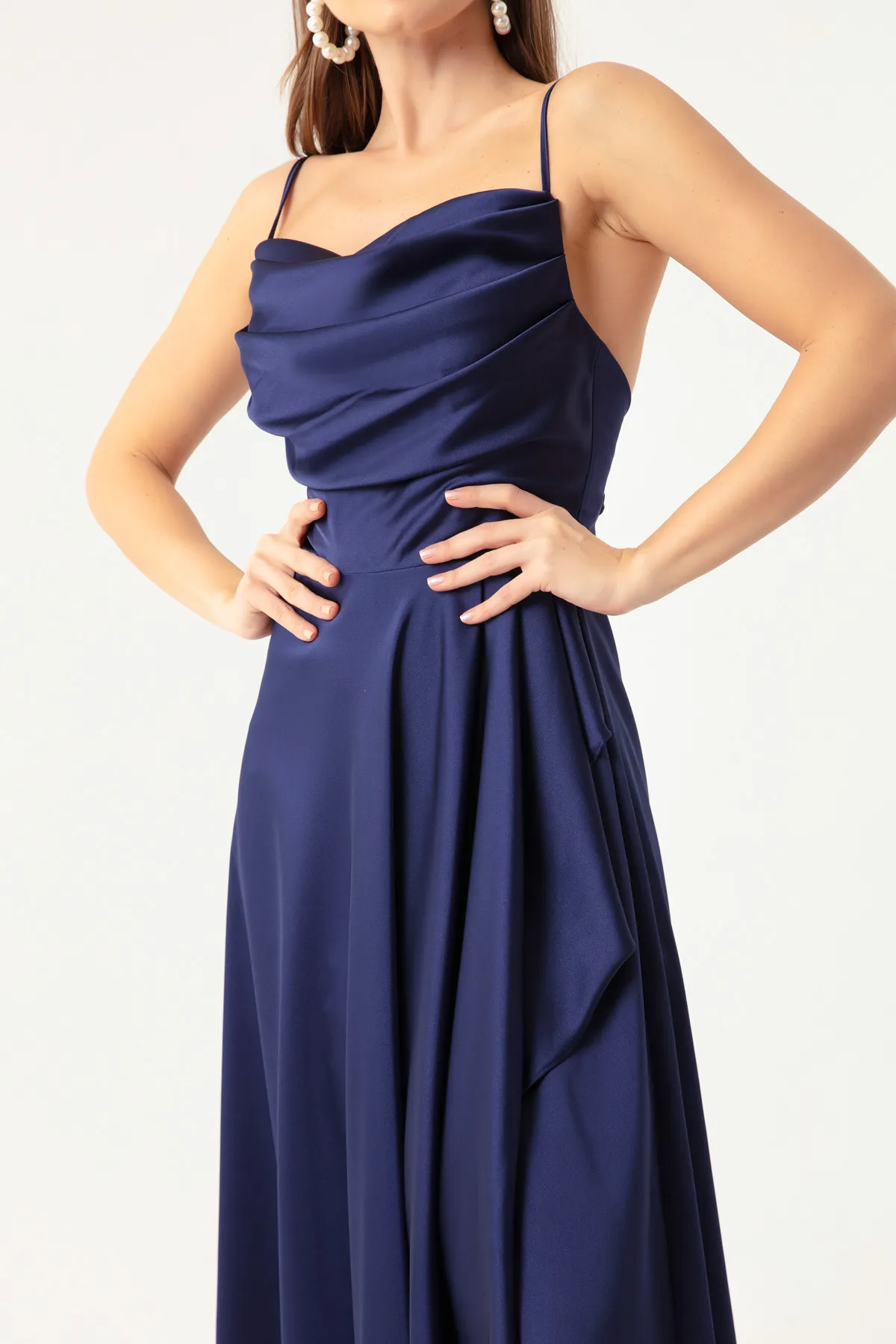Lafaba  Damen-Abendkleid und Abschlusskleid in Marineblau mit Rüschen und Schlitz aus Satin in Midi-Länge
