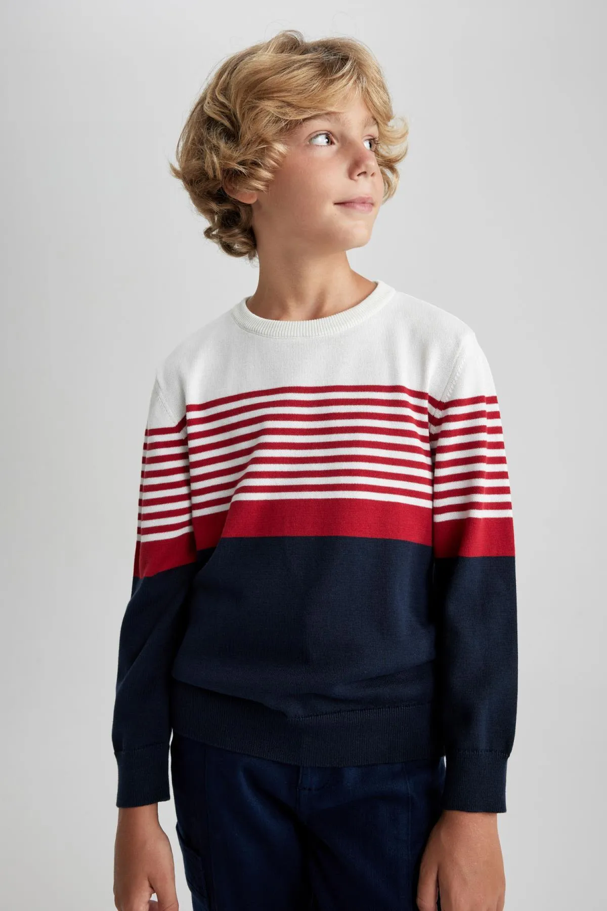 DeFacto  Strickpullover für Jungen mit normaler Passform und Rundhalsausschnitt