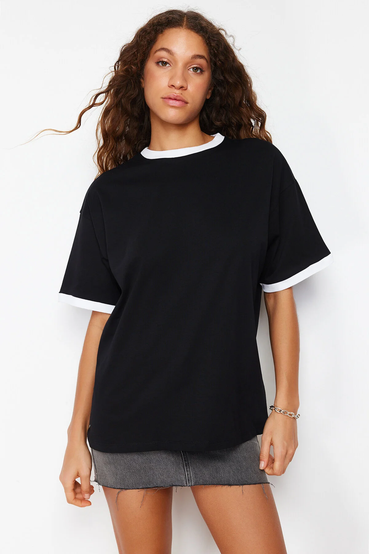 Trendyol Collection  Schwarzes Strick-T-Shirt mit Kontrastkragen und Streifen aus 100 % Baumwolle, übergroßer/entspannter Schnitt, TWOSS24TS00052