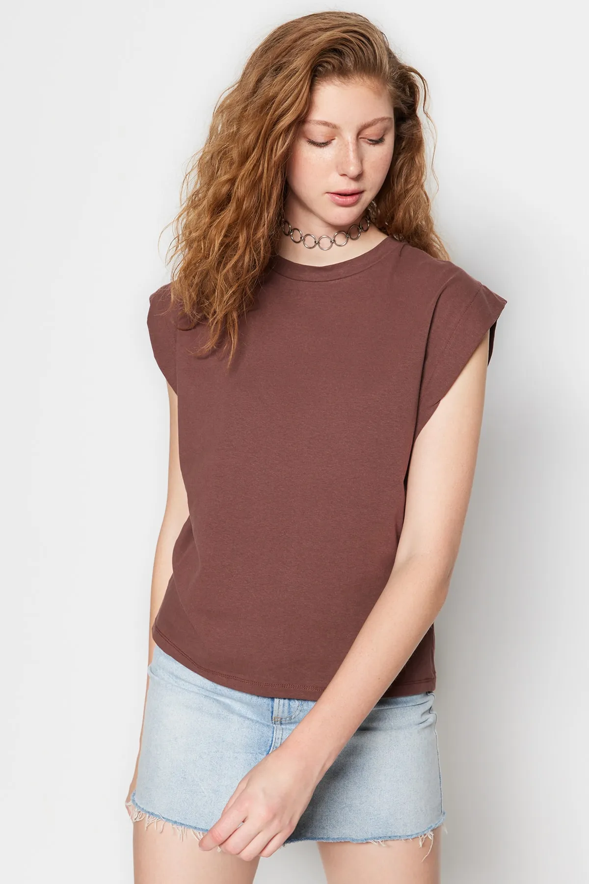 Trendyol Collection  Braunes Basic-Strick-T-Shirt mit Rundhalsausschnitt aus 100 % Baumwollwatte TWOSS20TS0021