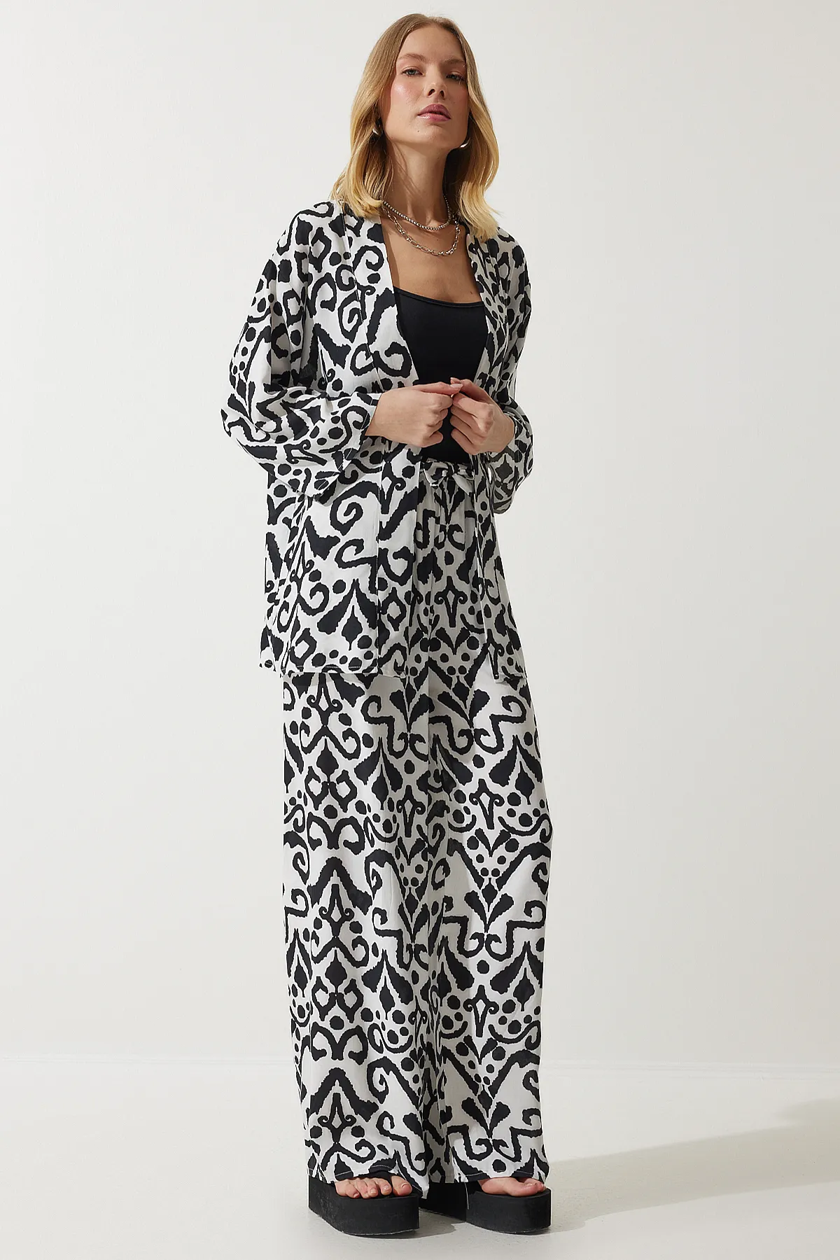 Happiness İstanbul  Schwarz-weiß gemustertes Kimono-Palazzo-Hosen-Set für Damen EN00614