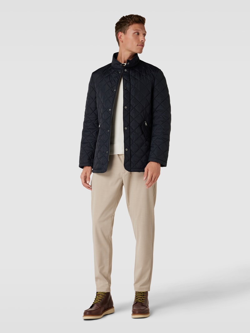 Steppjacke mit Stehkragen in schwarz