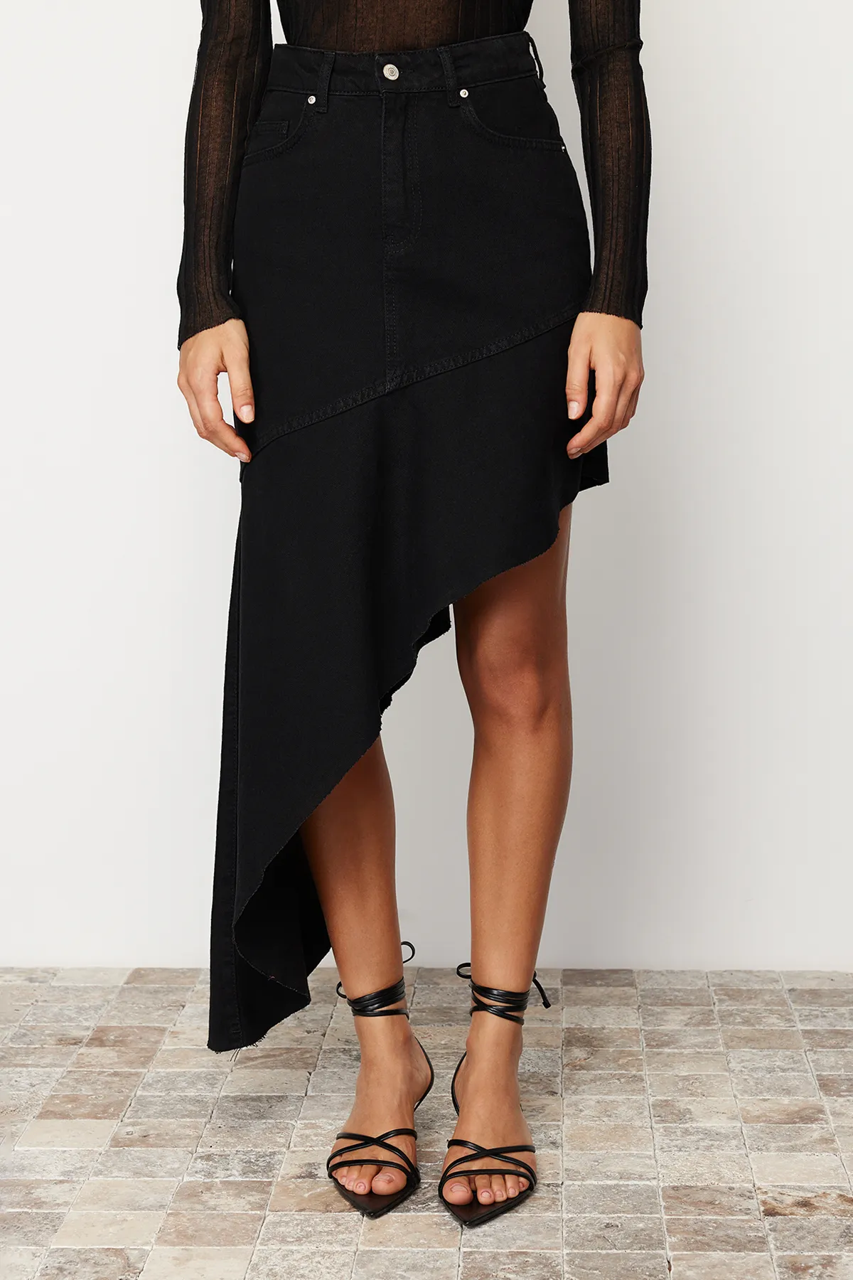 Trendyol Collection  Schwarzer asymmetrischer Maxi-Jeansrock mit hoher Taille TWOSS24ET00096