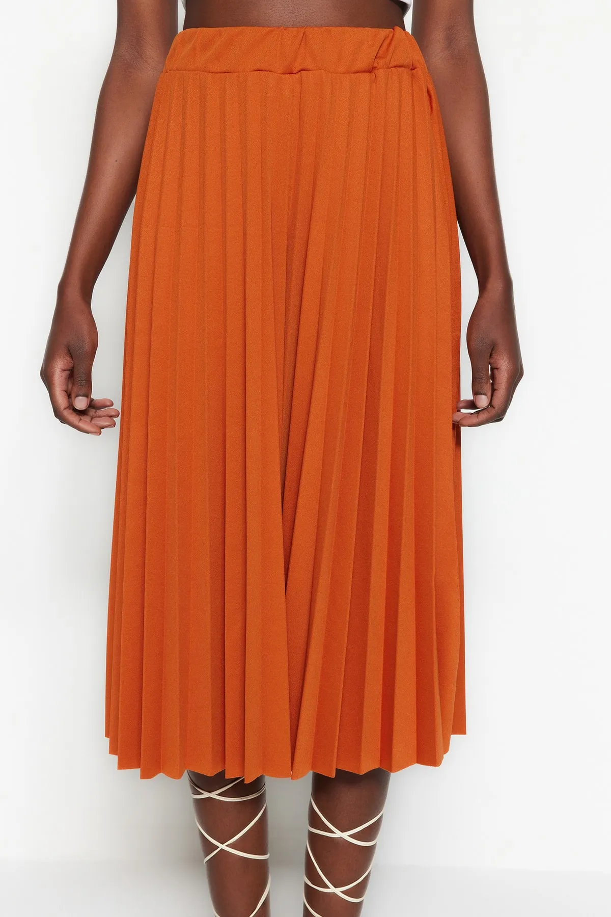Trendyol Collection  Ausgestellter Midirock aus plissiertem Crêpe-Strick mit hoher Taille und Kachelmuster TWOSS23ET00048