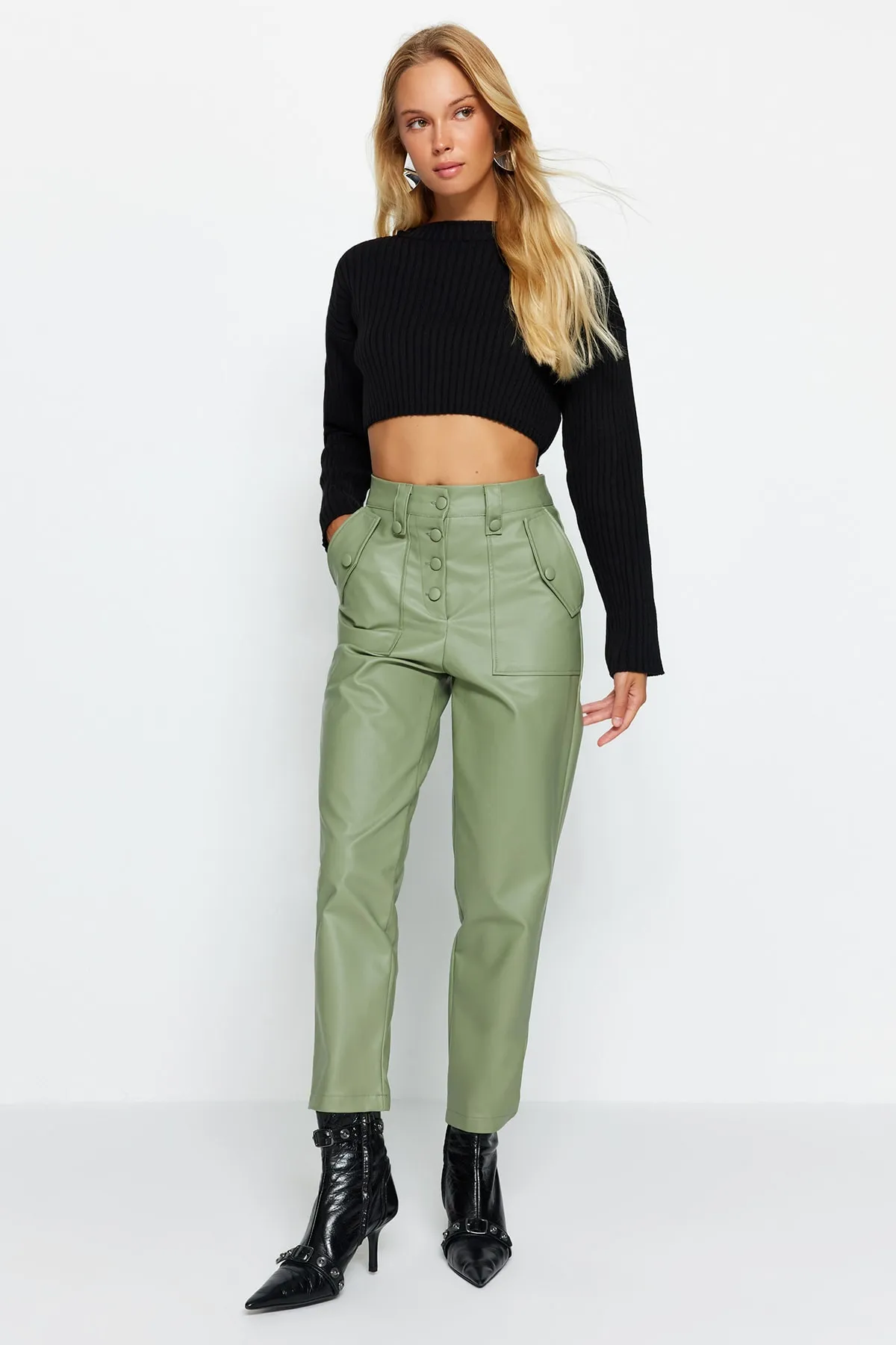 Trendyol Collection  Grüne Karottenhose aus gewebtem Kunstleder mit Knopfleiste vorne TWOAW22PL0083