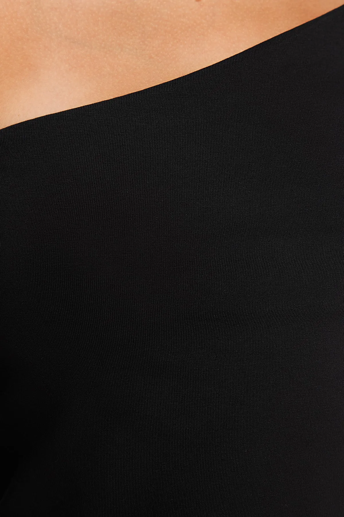 Trendyol Collection  Schwarze One-Shoulder-Baumwoll-Stretch-Bluse mit kurzem Schnitt TWOAW24BZ00099