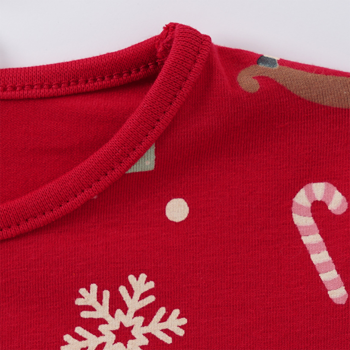 Mädchen Weihnachtsshirt mit bunten Motiven rot
