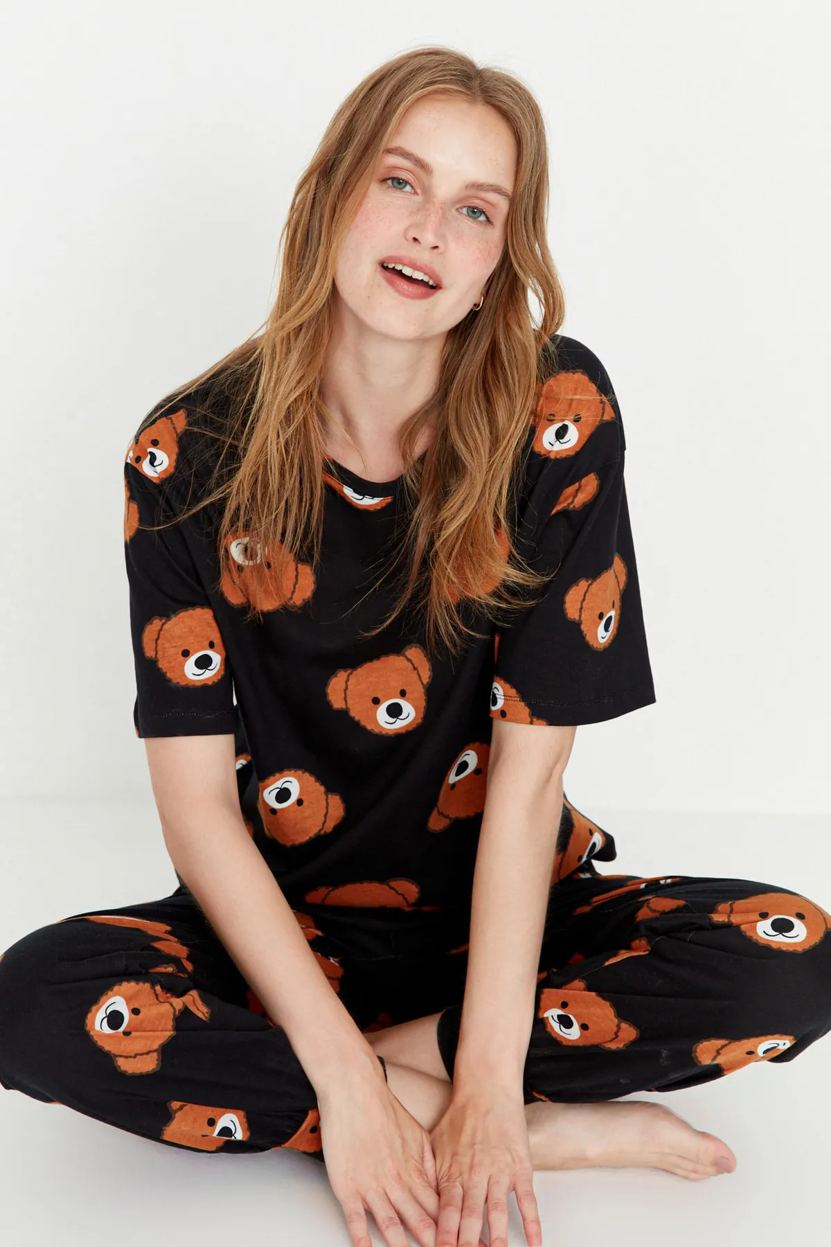 Trendyol Collection  Schwarzes Strick-Pyjama-Set aus 100 % Baumwolle mit Teddybär-Muster, T-Shirt und Hose THMSS21PT0195