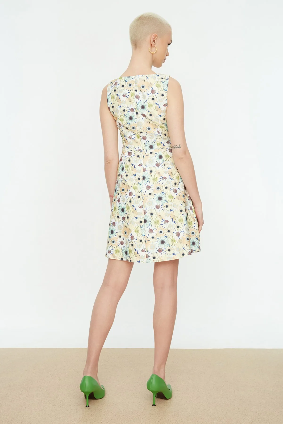 Trendyol Collection  Gewebtes Kleid mit Blumenmuster in Ecru TWOSS19WR0042