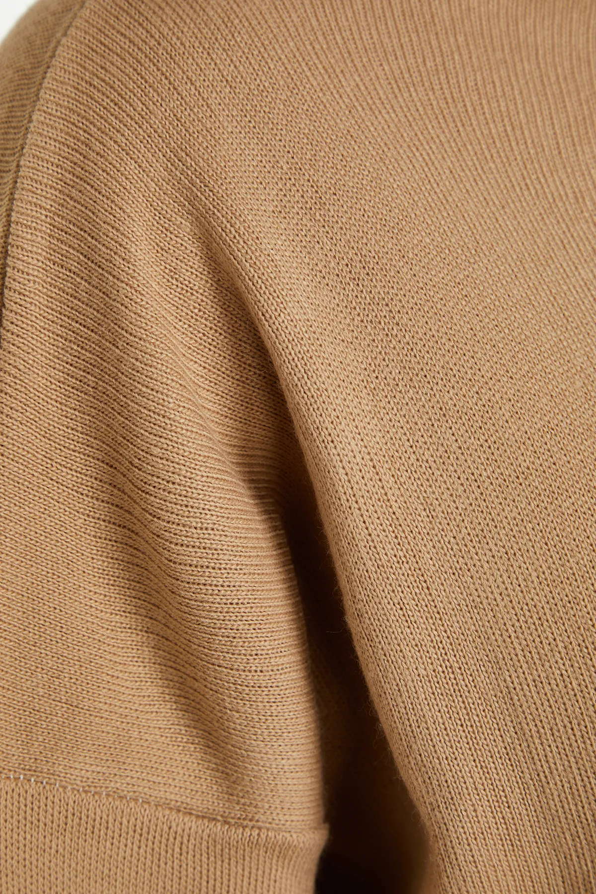 Trendyol Modest  Beigefarbener Farbblock-Strickpullover mit hohem Kragen TCTAW24AK00006