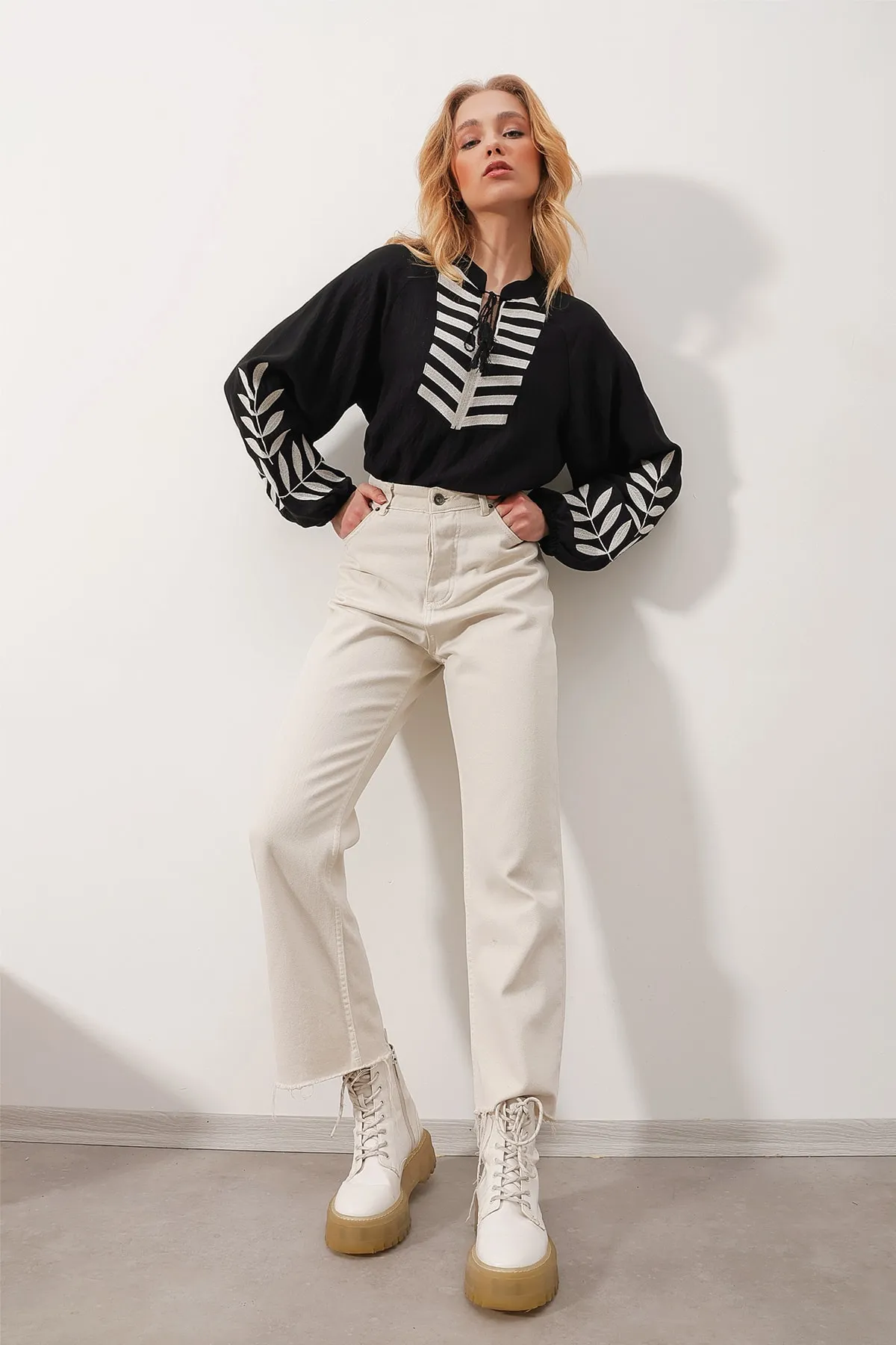 Trend Alaçatı Stili  Schwarze Damen-Übergangsbluse mit V-Ausschnitt vorne und Bindeärmeln, bestickt, Kontrast, Übergröße, ALC-X9799