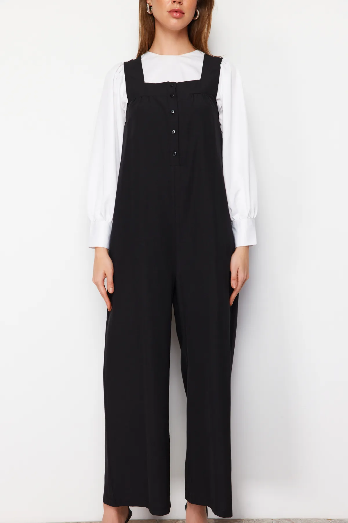 Trendyol Modest  Schwarzer, gewebter Overall mit breiten Trägern und Knöpfen und weitem Bein TCTSS22TL0008