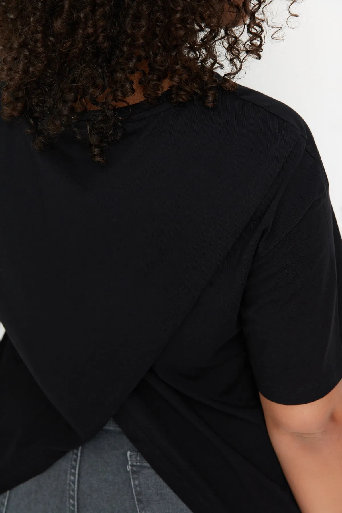 Trendyol Curve  Schwarzes, detailliertes Strick-T-Shirt auf der Rückseite TBSSS22TS0561