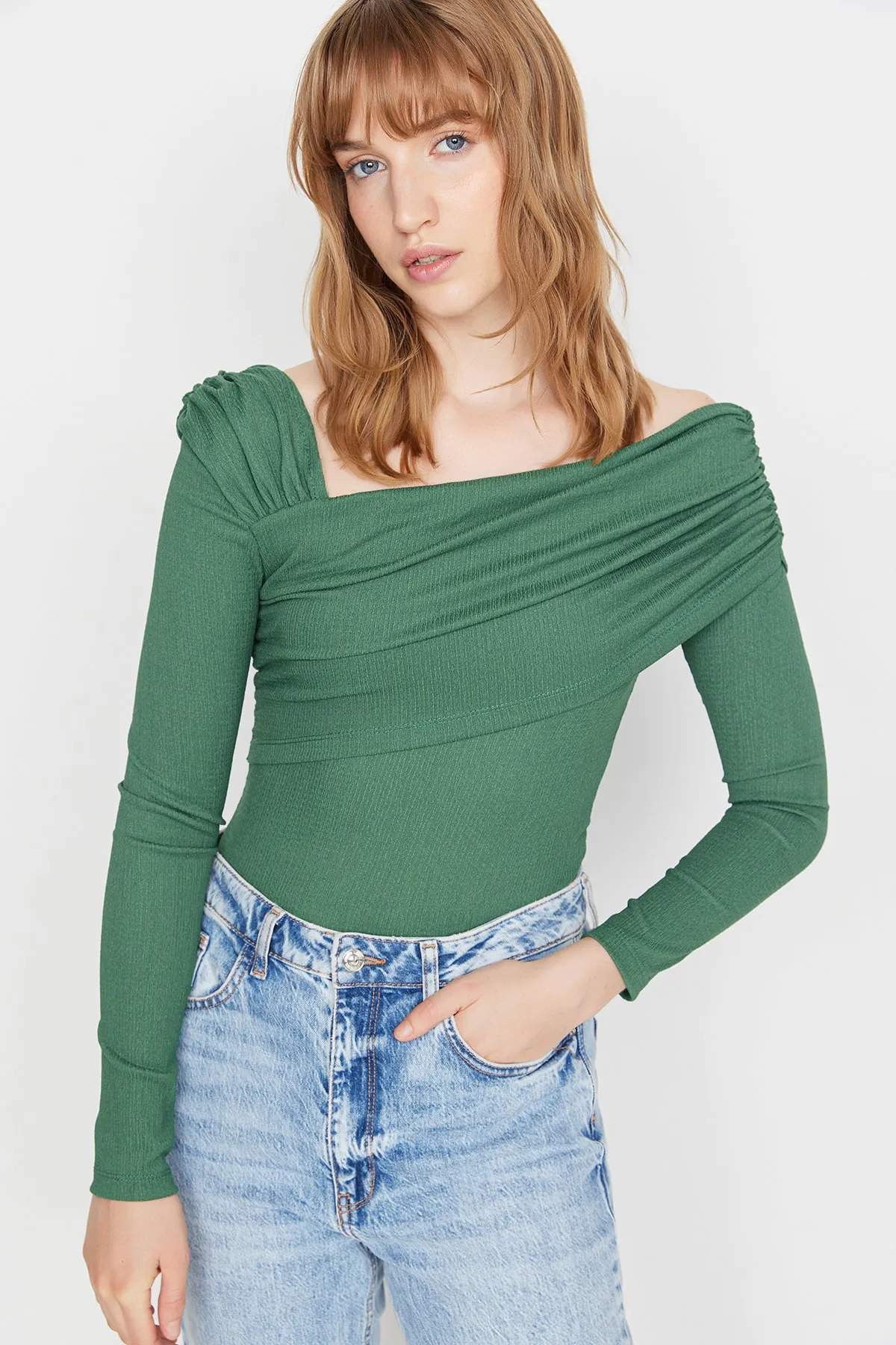 Trendyol Collection  Smaragdgrüner asymmetrischer Kragen, drapierter taillierter/körperbetonter Strickbody mit Wickelnieten TWOAW23BD00043