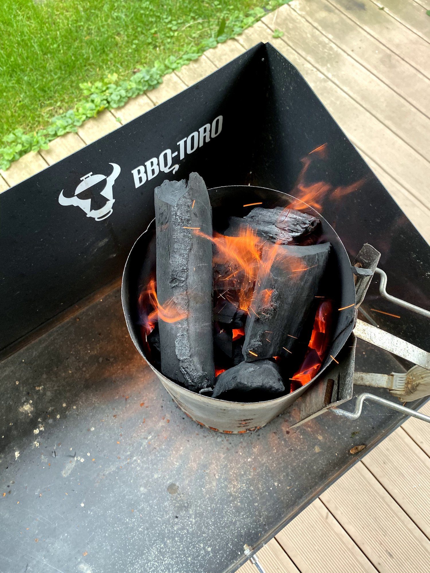 BBQ-Toro Feuertisch Dutch Oven Tisch, mit Windschutz, 75 x 40 cm, Grilltisch, Stahltisch
