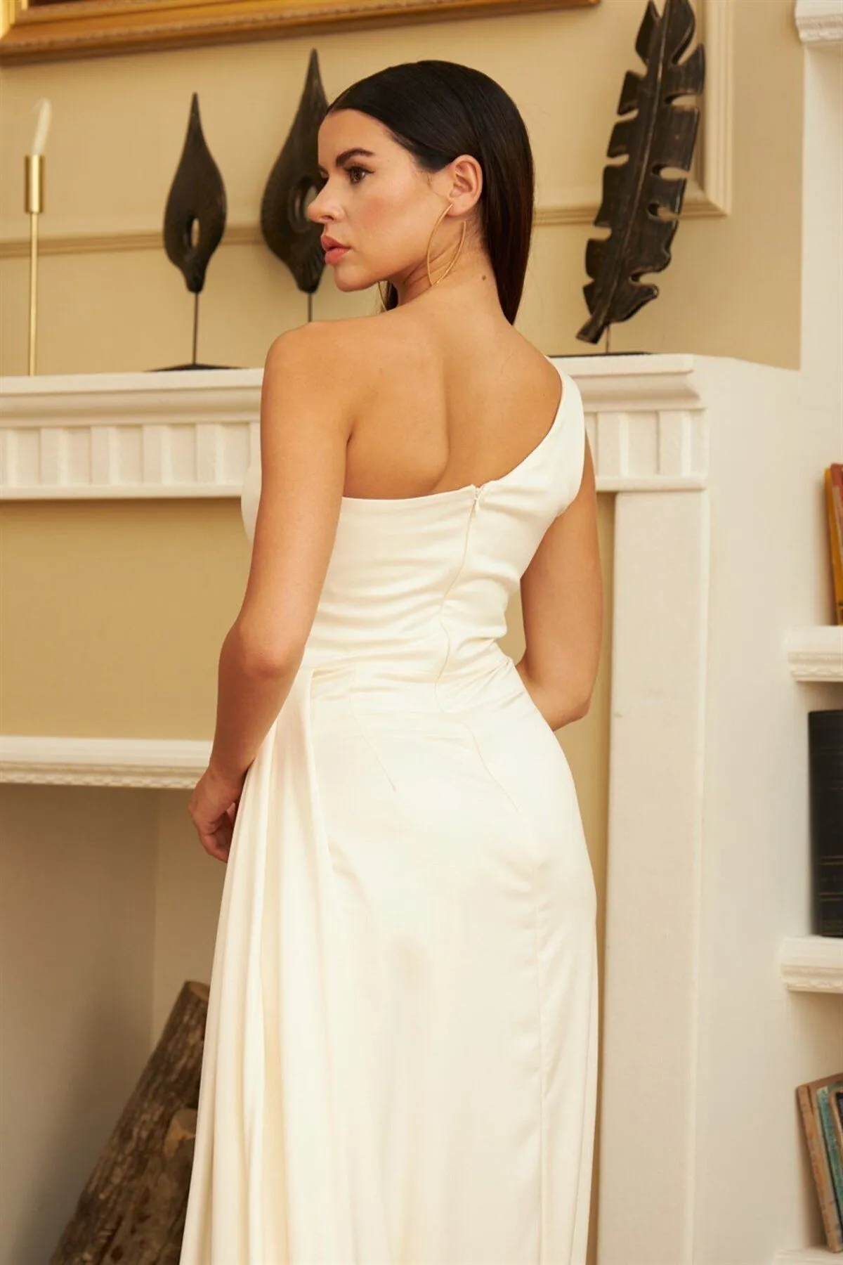 Carmen  Langes Outdoor-Shooting-Kleid aus ecrufarbenem Satin mit One-Shoulder-Schlitz