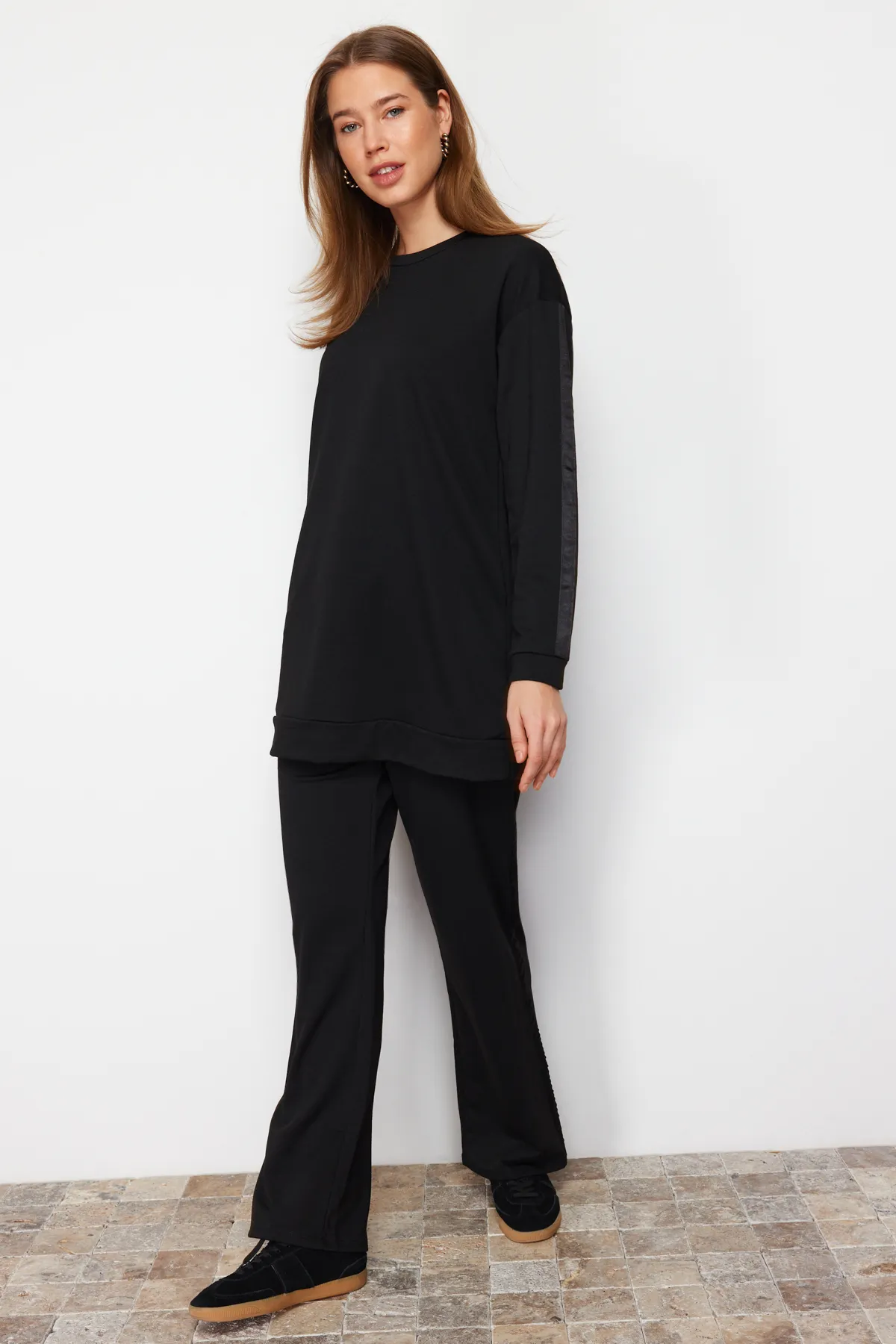 Trendyol Modest  Schwarz gestreiftes, detailliertes Strick-Trainingsanzug-Set TCTAW23EN00049