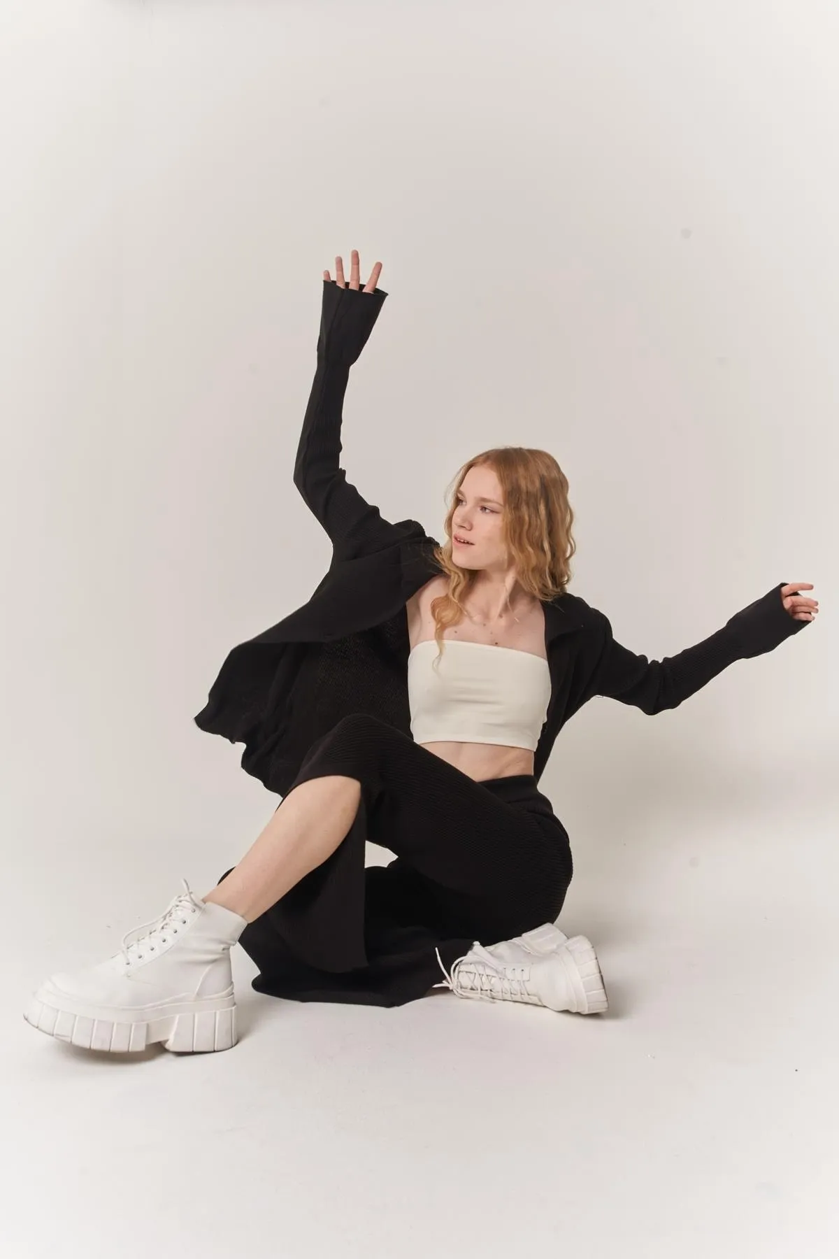 HOLLY LOLLY  Schwarzer Yordle-Anzug mit geknöpfter, lockerer Strickjacke und Hose aus übergroßem Strick für Damen