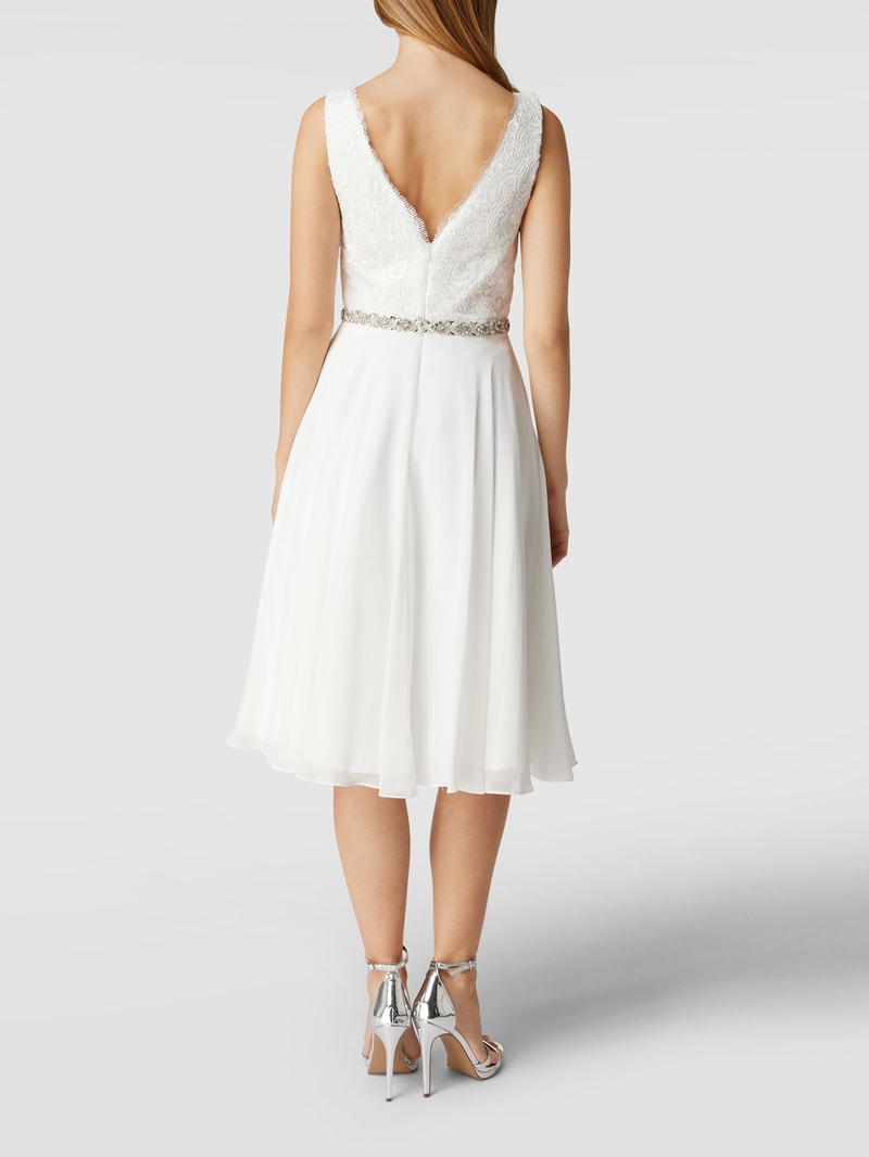 Brautkleid mit floraler Spitze und Ziersteinen in ecru