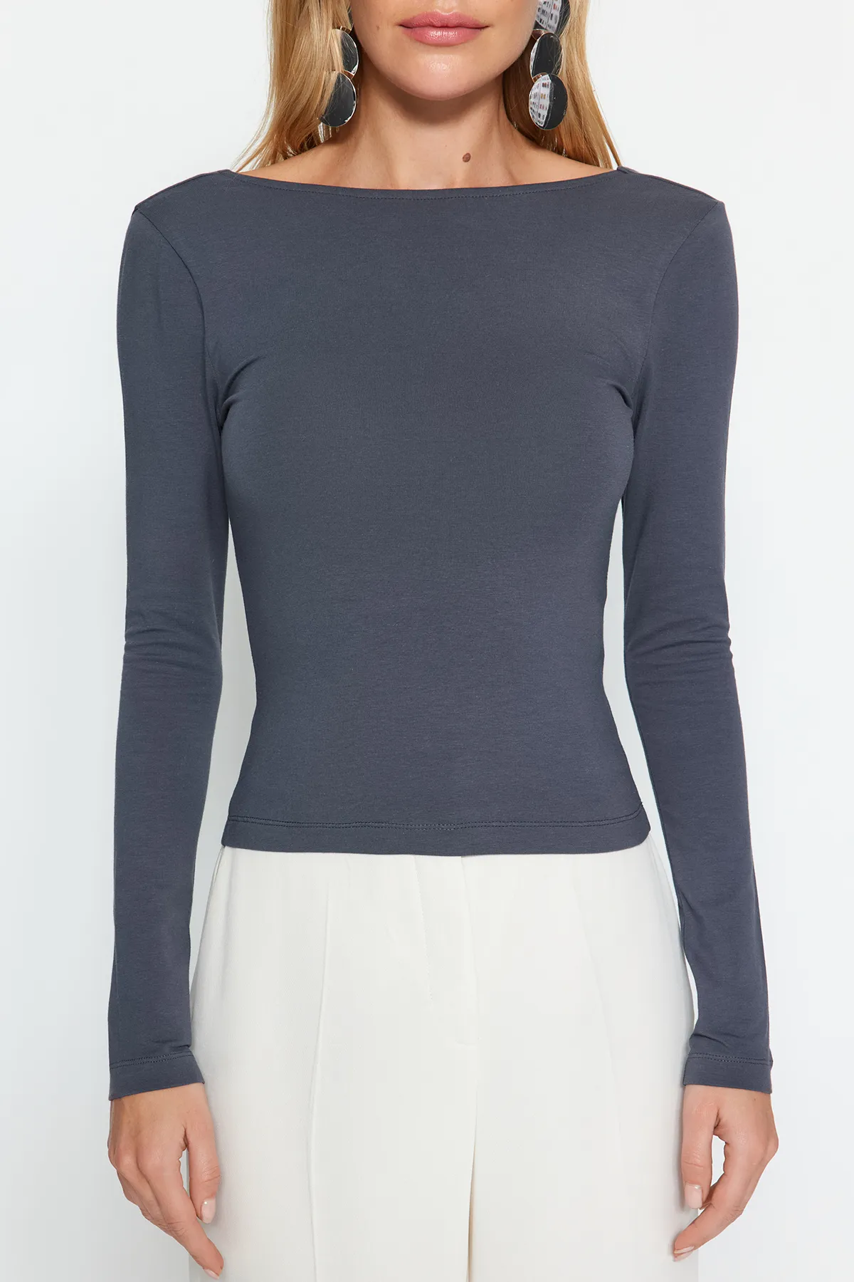 Trendyol Collection  Rückenfreie, taillierte, flexible Bluse aus anthrazitfarbener Baumwolle TWOAW24BZ00160