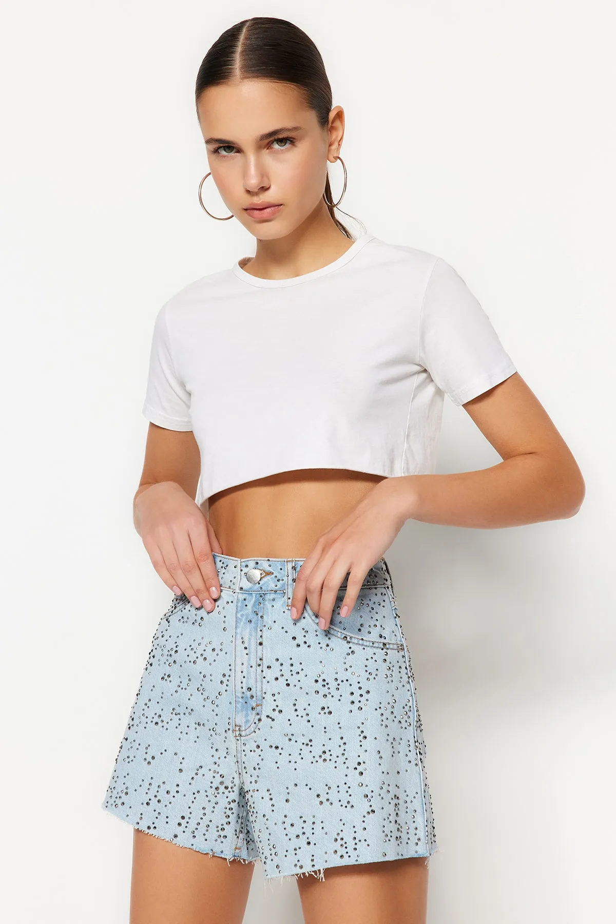 Trendyol Collection  Blaue Jeansshorts mit Troc-Detail TWOSS23SR00160