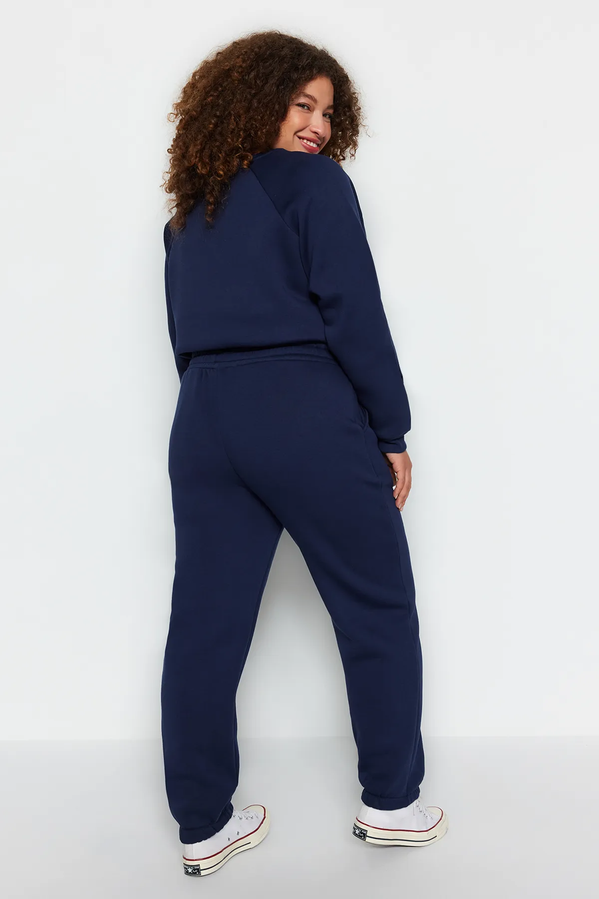 Trendyol Curve  Marineblaue Jogginghose aus dickem Fleece-Strick TBBAW24AJ00002