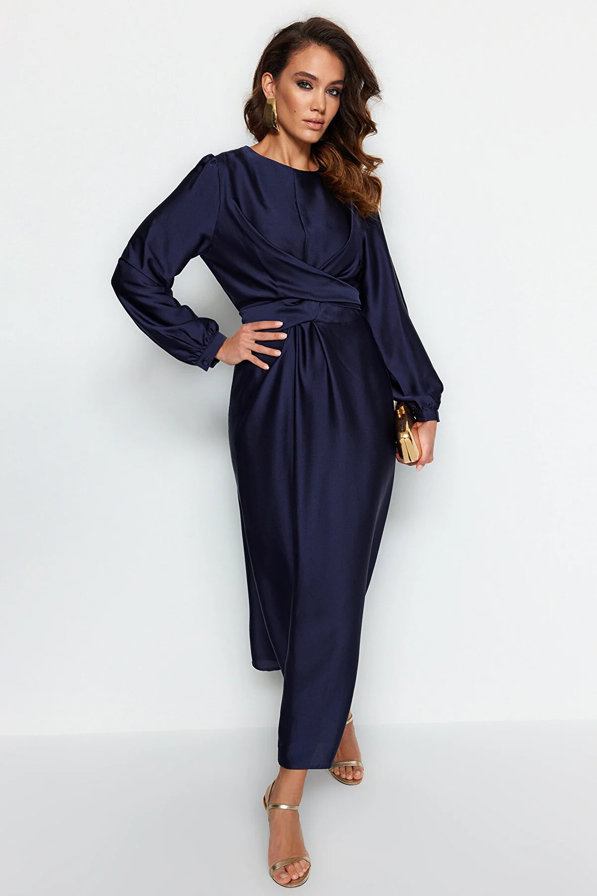 Trendyol Modest  Marineblaues Abendkleid aus Satin mit überkreuzten Bindedetails TCTAW22EB0105