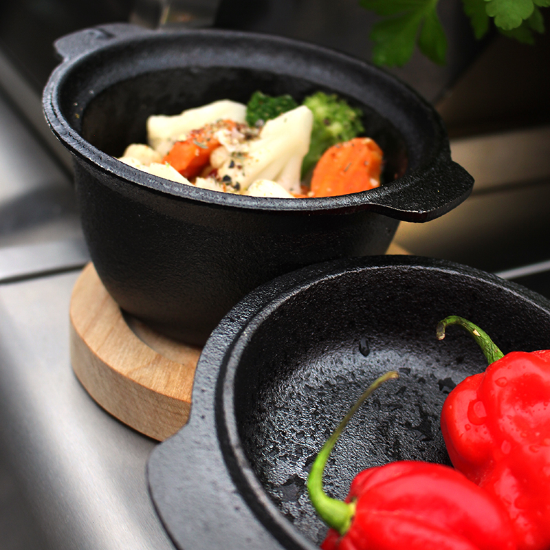 Allgrill Gusseisentopf mit Deckel Ø 10 x 9 cm und Holzuntersetzer