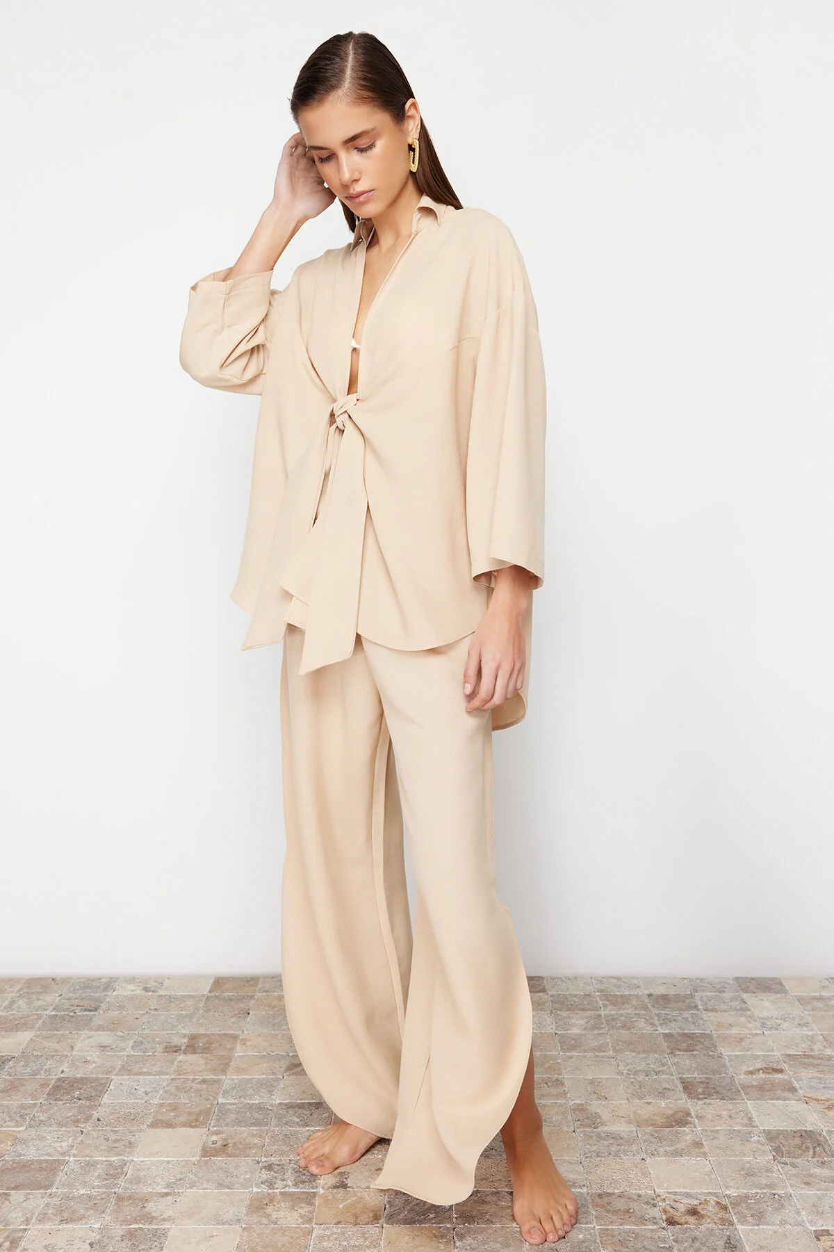 Trendyol Collection  Beiges, gewebtes Hemd-Hosen-Set aus Leinenmischung mit Bindeband TBESS24AU00031