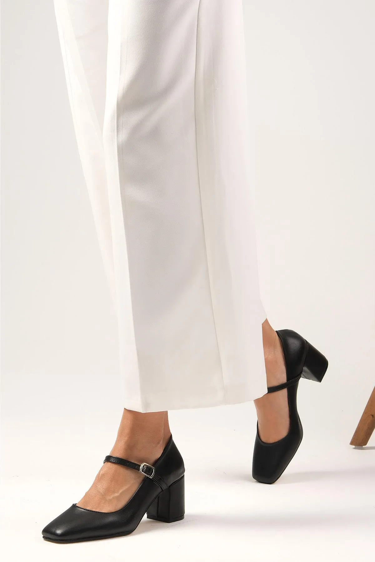 Mio Gusto  Alda Damen-Schuhe mit Absatz, schwarze Farbe, stumpfe Zehenpartie