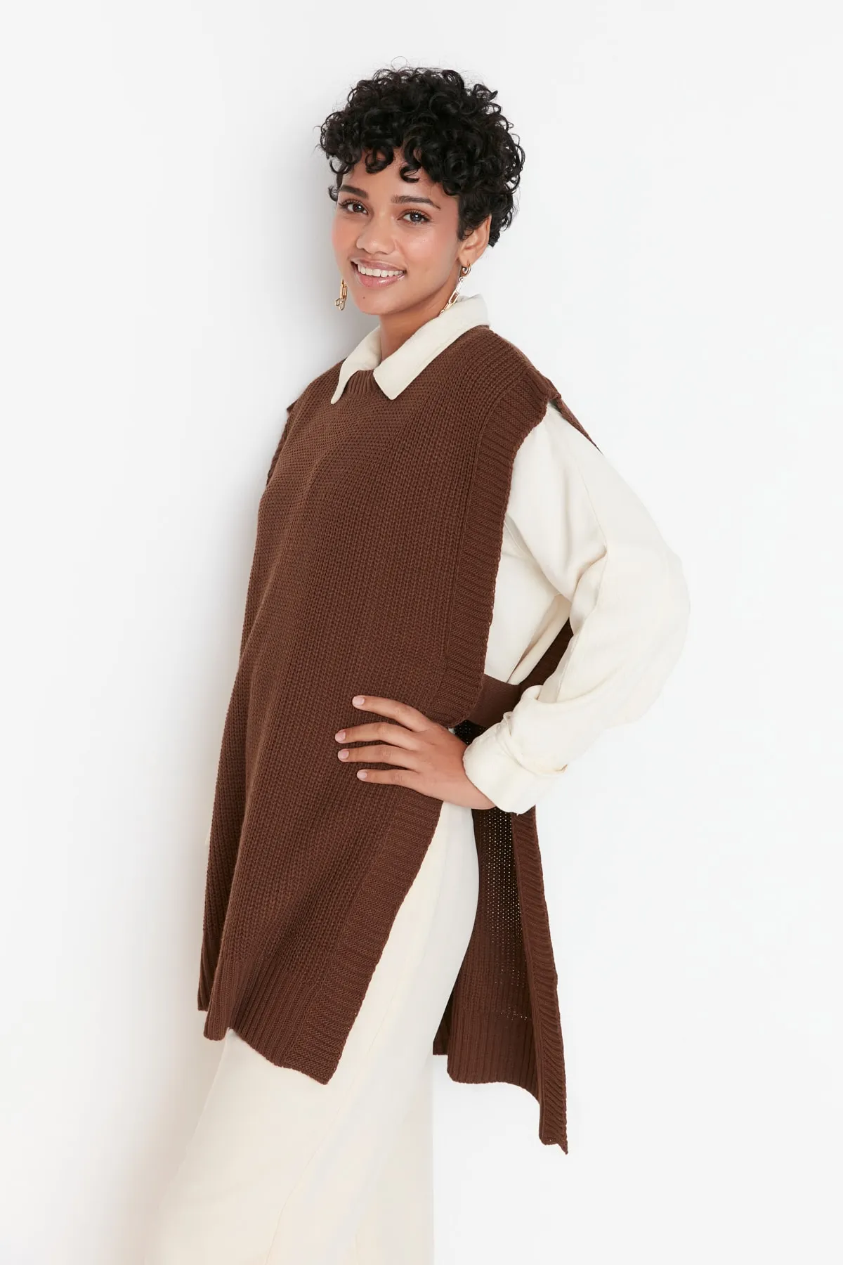 Trendyol Modest  Brauner Strickpullover mit seitlichem Schlitz und detailliertem Ausschnitt TCTAW23SV00010
