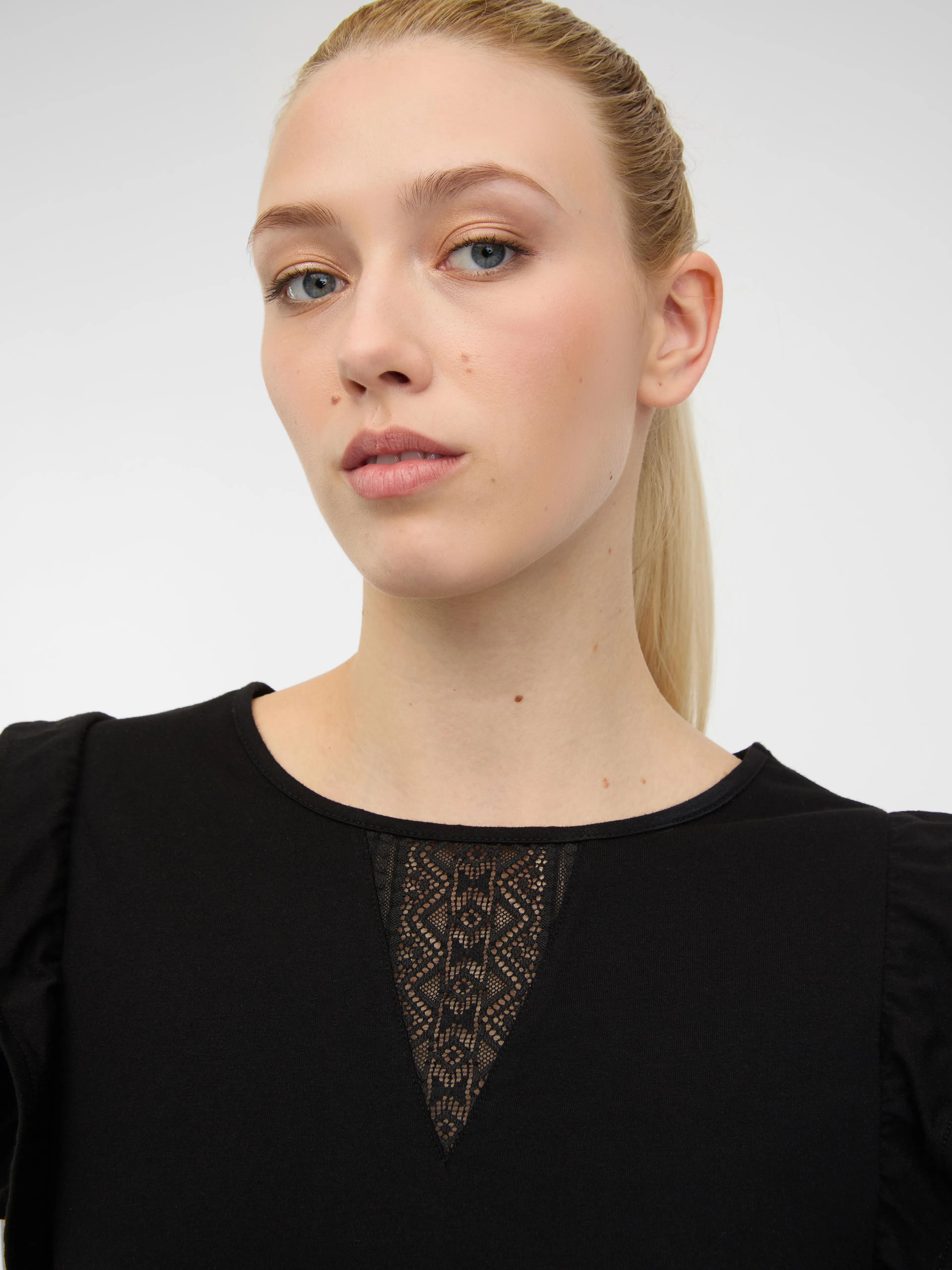 Schwarzes Damen-T-Shirt mit kurzen Ärmeln ORSAY