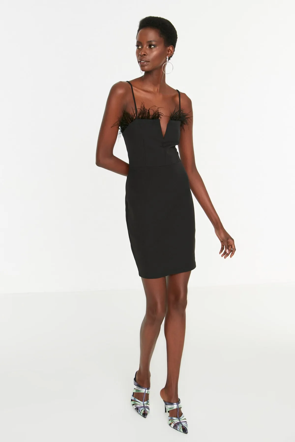 Trendyol Collection  Schwarzes Otriche-Abendkleid mit offener Taille/Skater-Webstoff TPRSS22EL2519