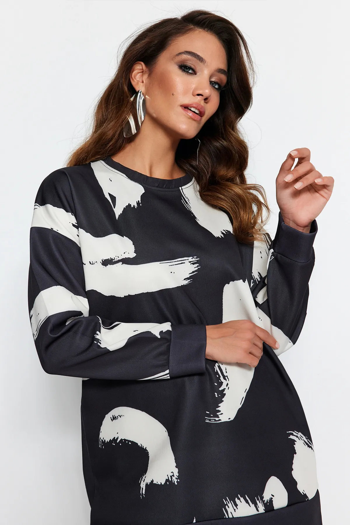 Trendyol Modest  Schwarz gemustertes Scuba-Strick-Sweatshirt mit Rundhalsausschnitt TCTAW23TW00049