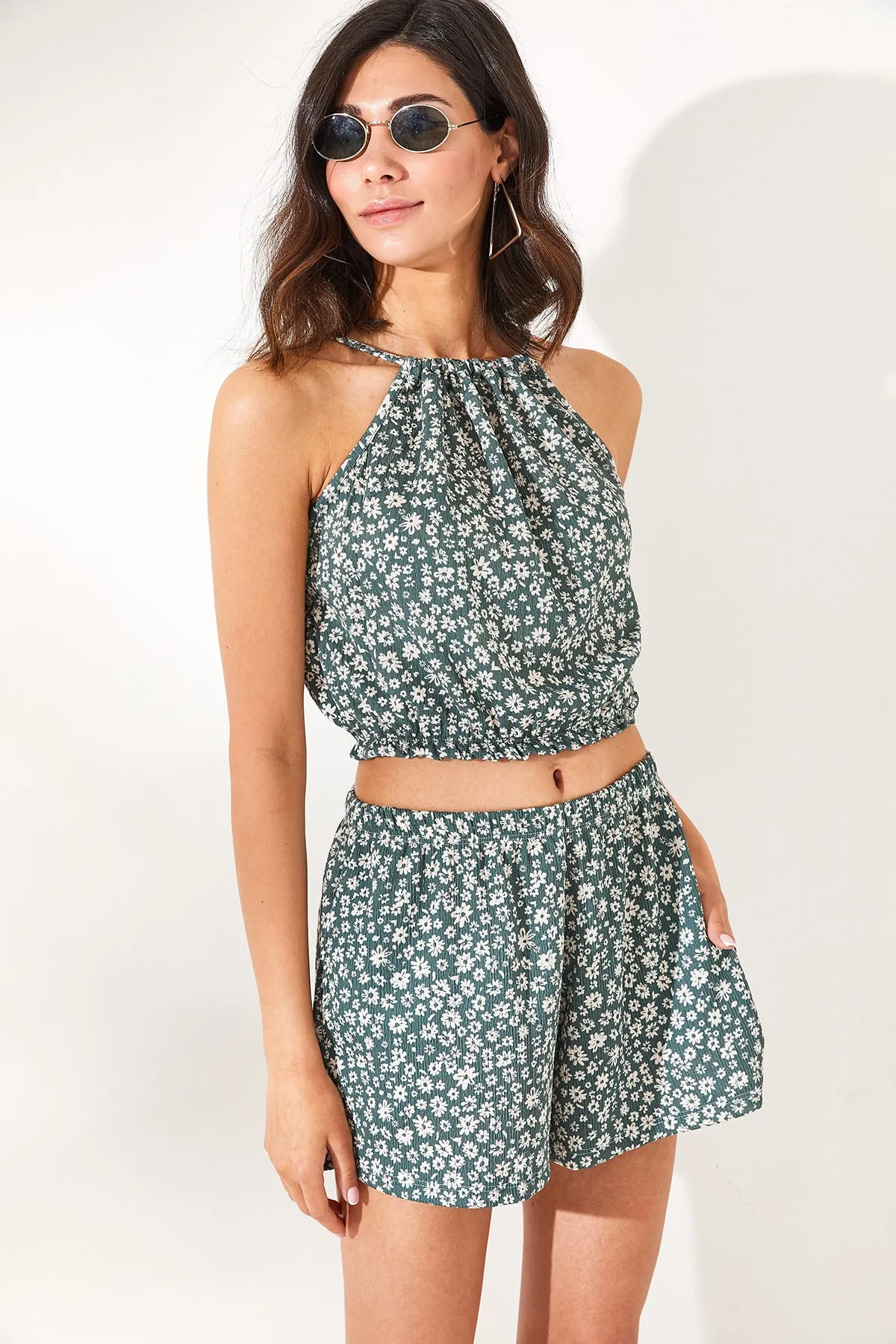 Olalook  Grünes Blumentop für Damen, Bluse mit Bindeband, Shorts mit sechs Taschen, TKM-19000207